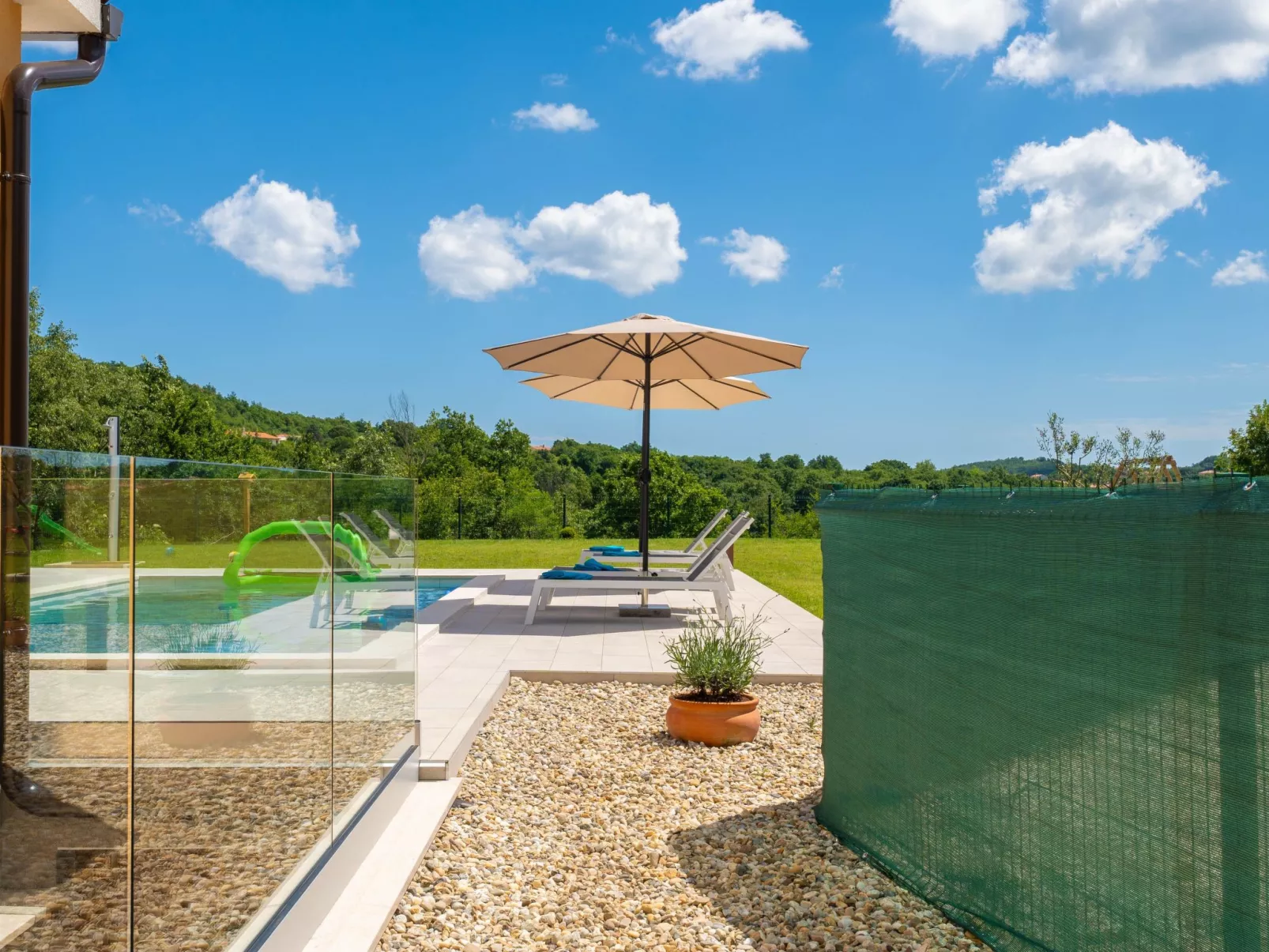 Luxuriöse Ferienvilla mit atemberaubender Aussicht-Buiten