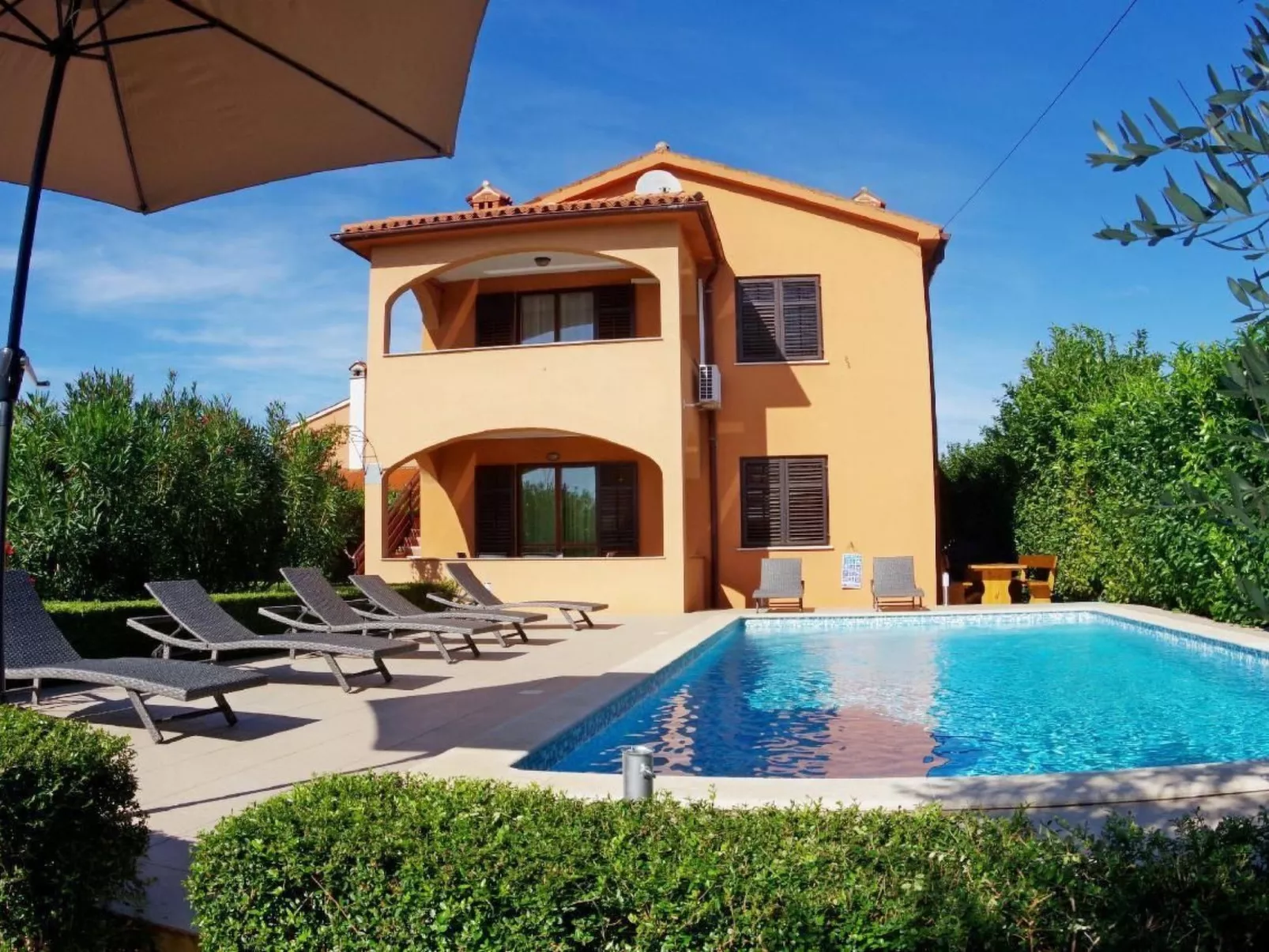 Mit privatem Pool und Garten-Image-tags.info