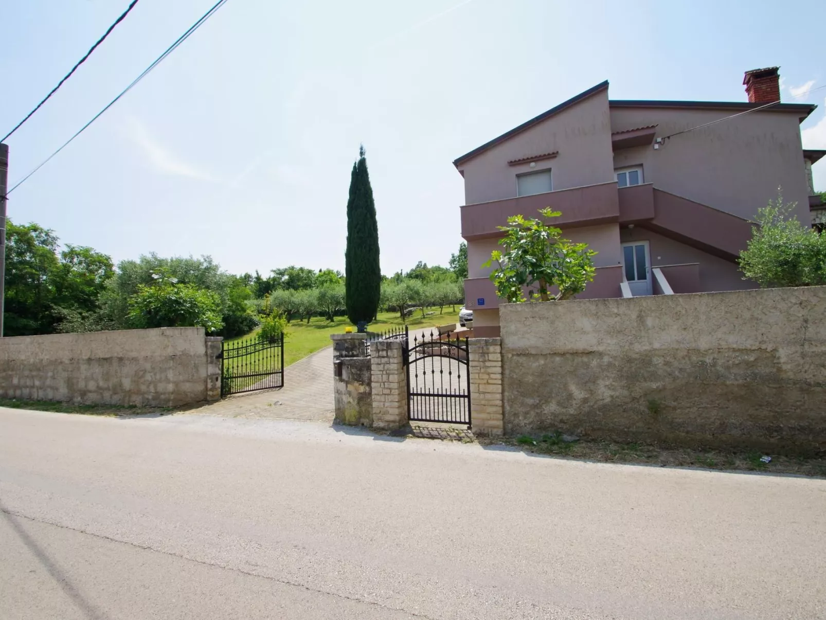 In Rakalj mit privatem Parkplatz-Buiten