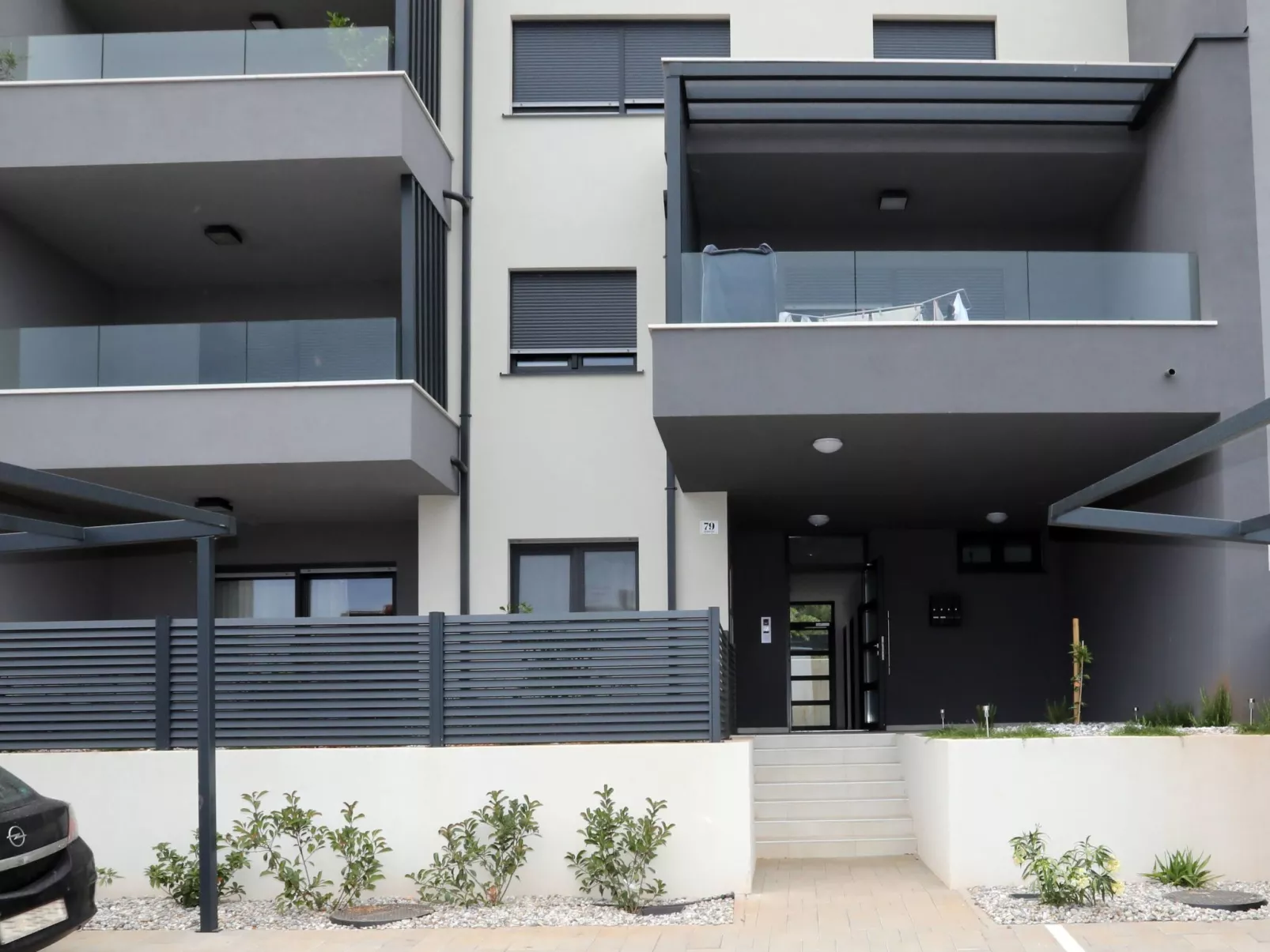 Luxus-Appartement mit Jacuzzi, Parkplatz und Garten-Buiten