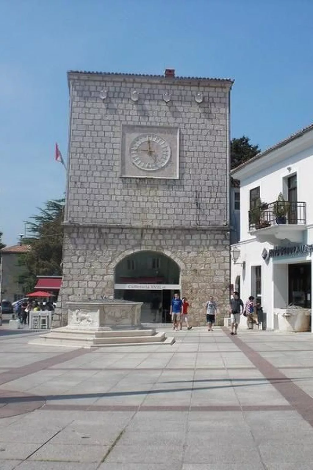 Apartment mit einem kleinen Wohn- und Essbereich und Schlafzimmer-Image-tags.info