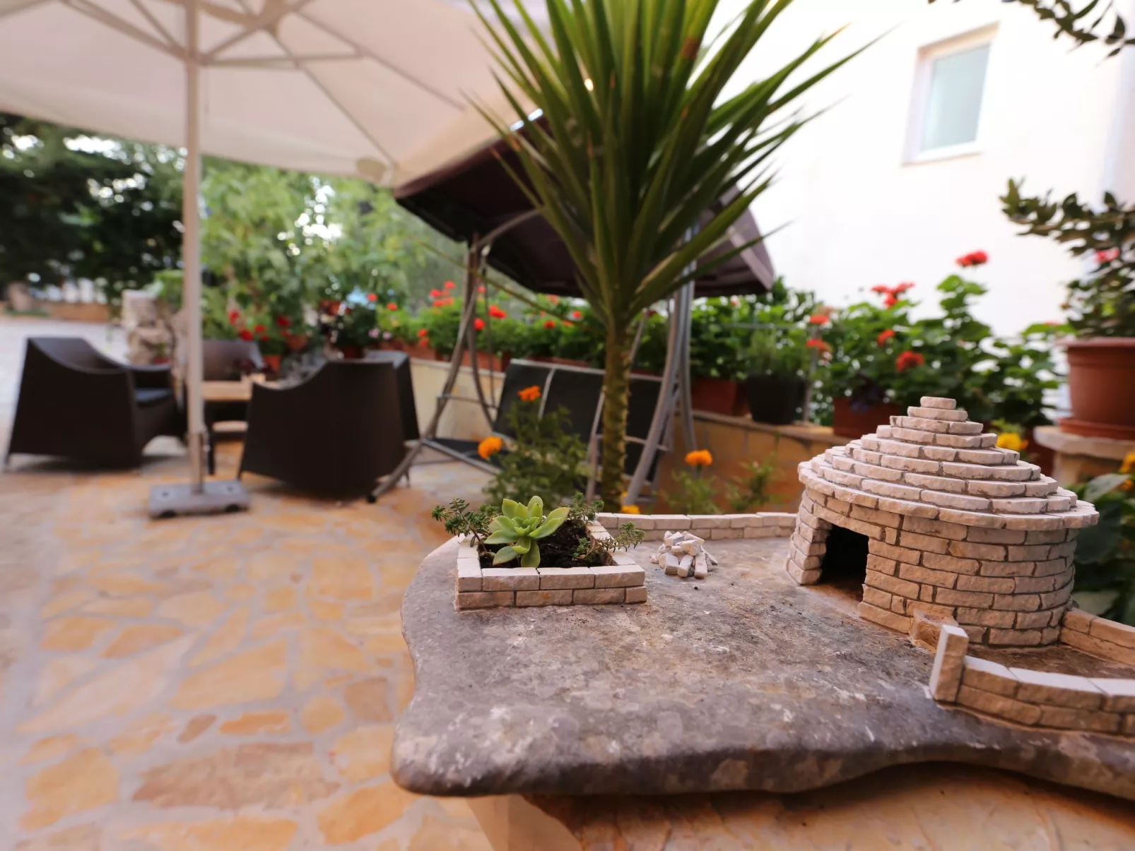 Mit Terrasse und Grill-Buiten