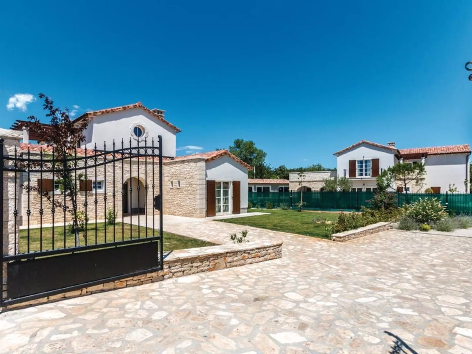 Villa "Magnolia" mit Schwimmbad, Sauna und Jacuzzi-Buiten