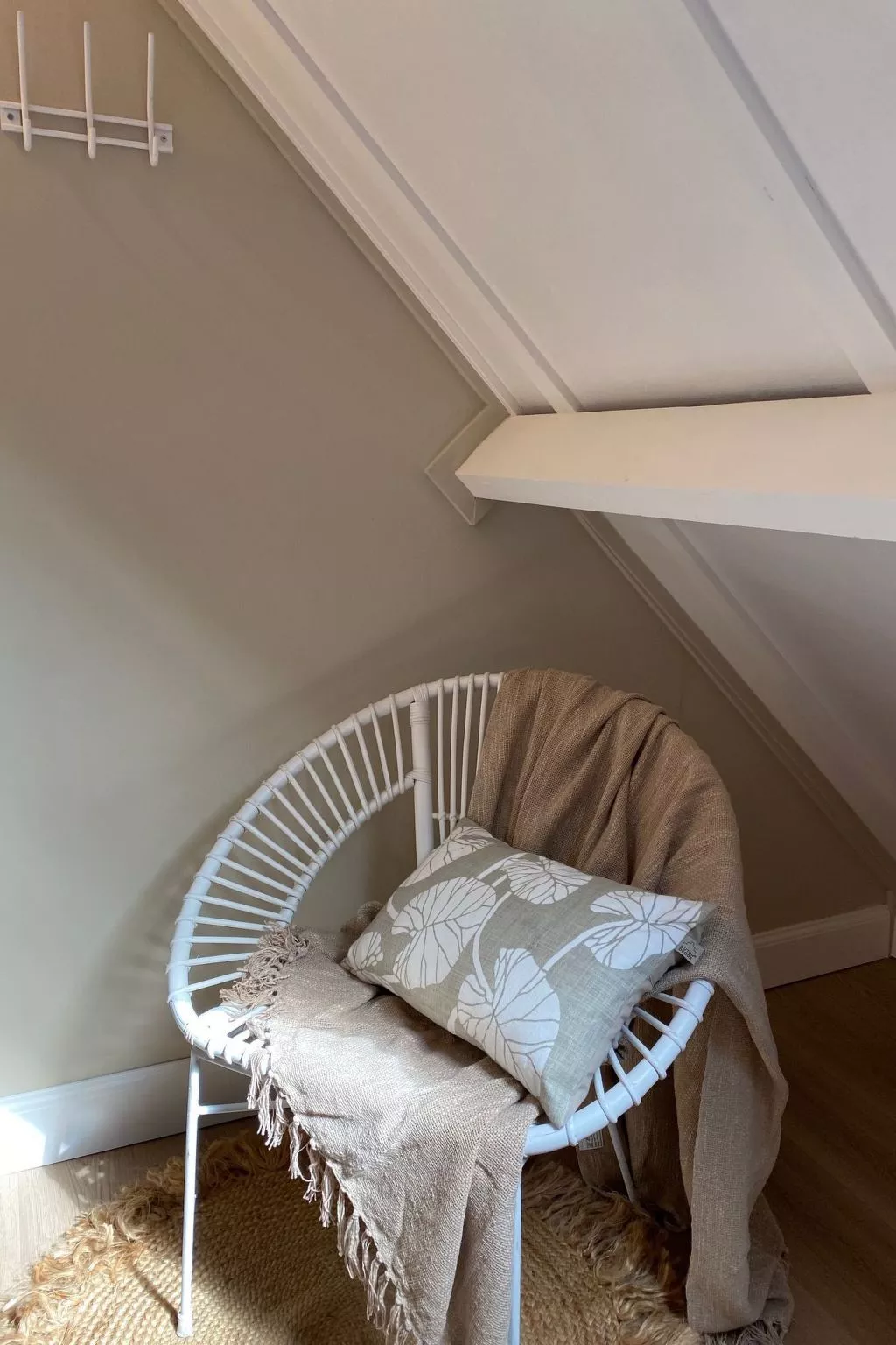 Zonnewind in der Nähe von Dünen und Wald-Binnen