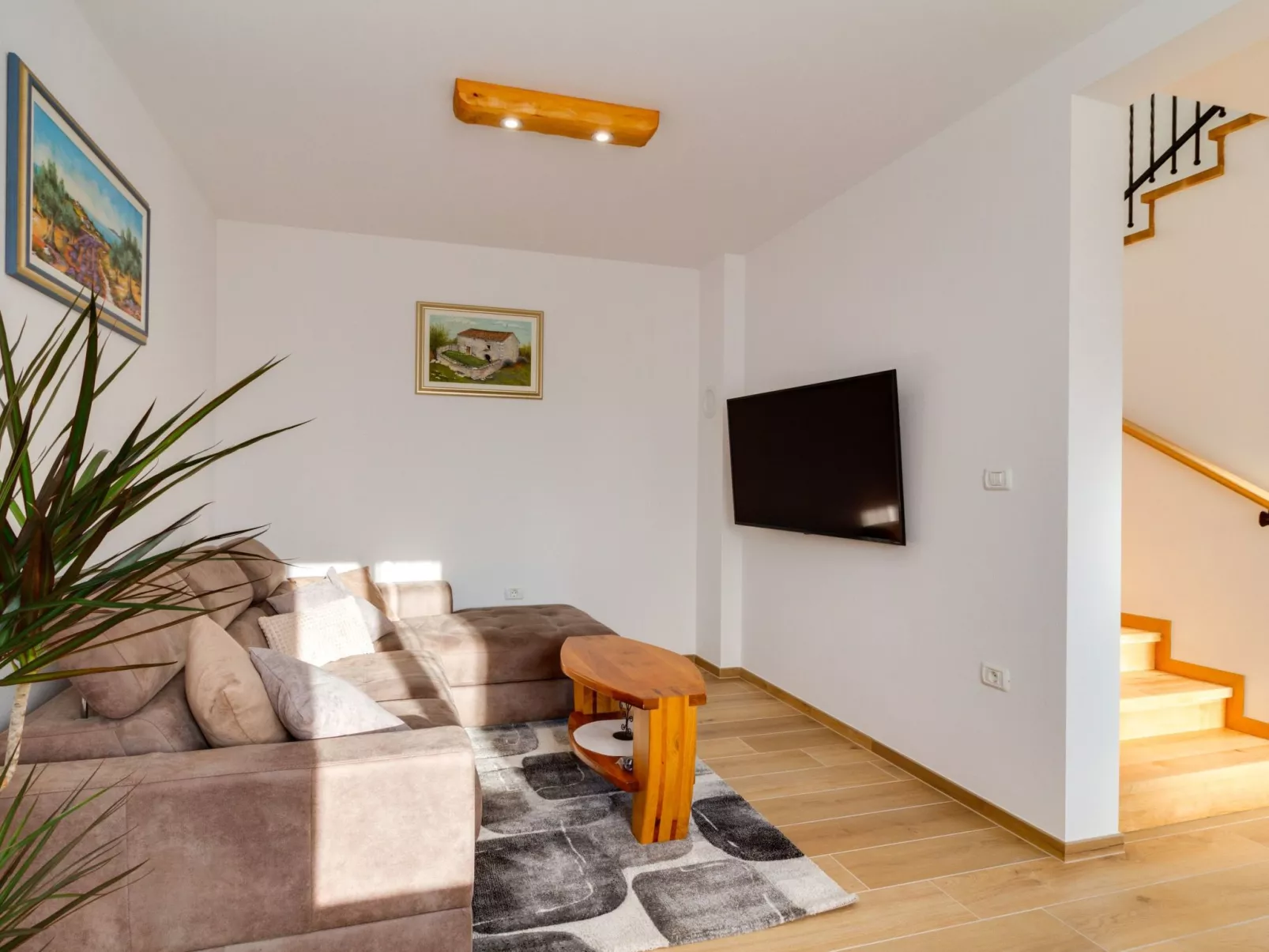 "Villa Nima" mit privatem Pool-Binnen