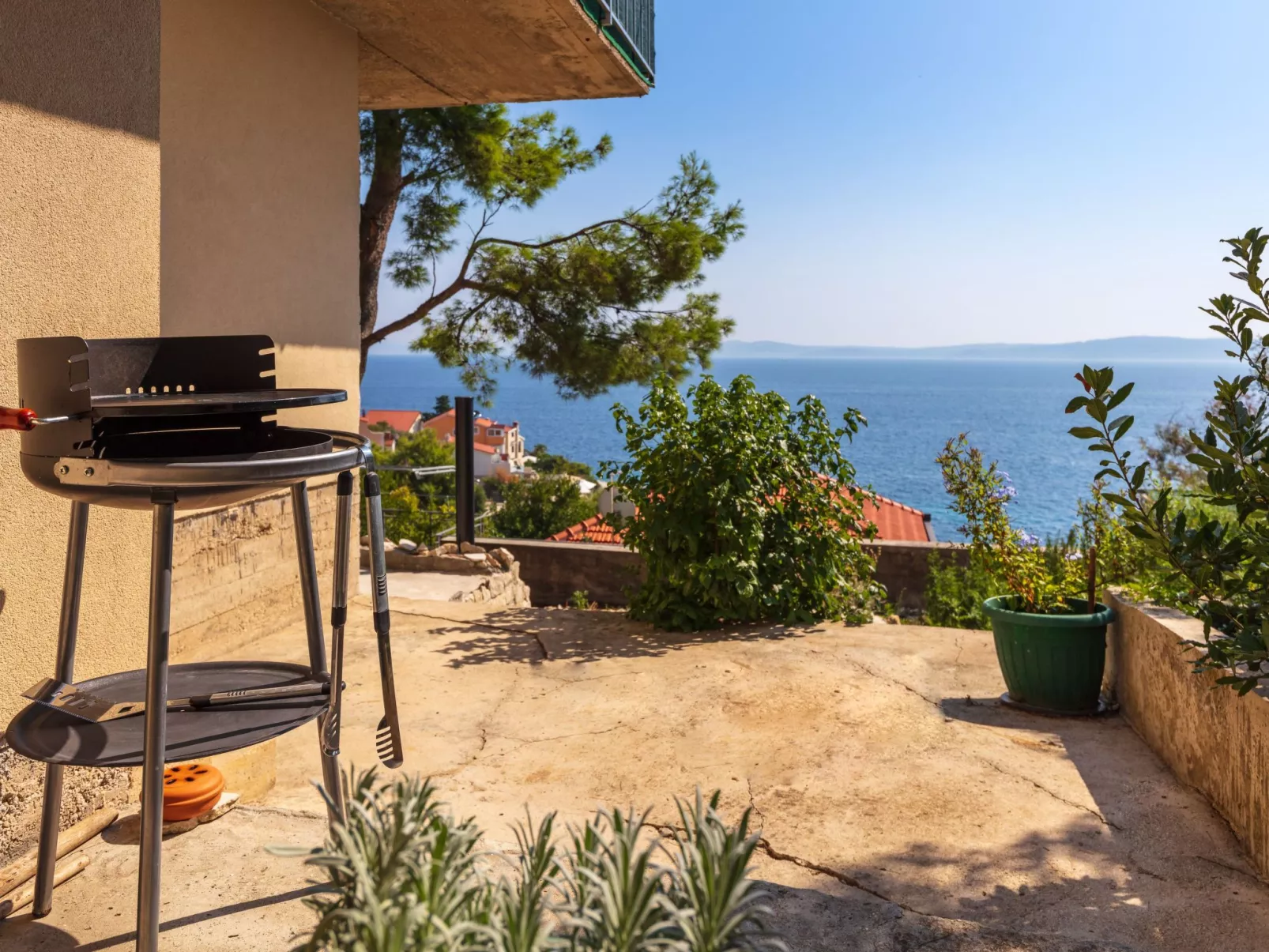 "Barbara" mit Blick auf das Wasser - Buiten