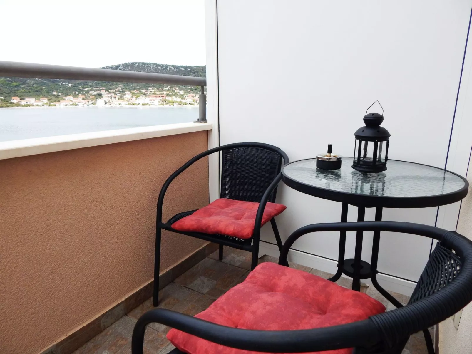 Mit zwei Balkonen-Buiten