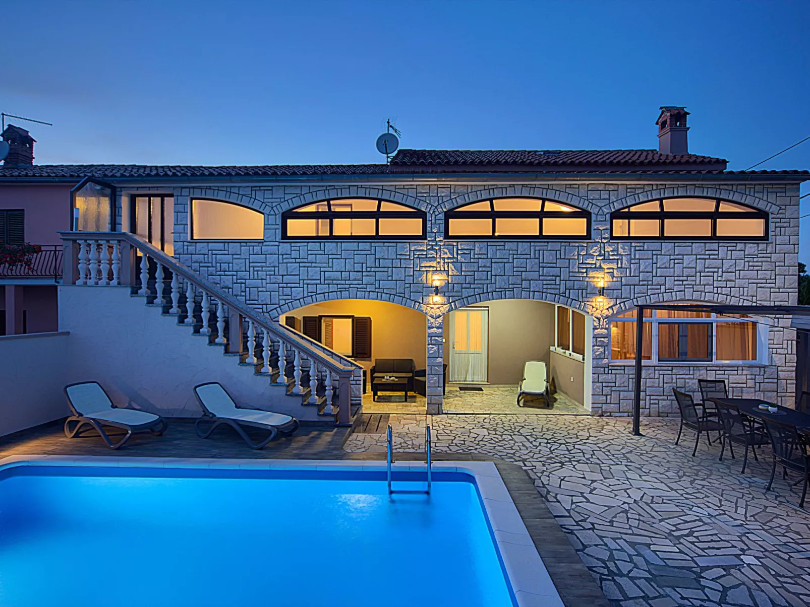 Villa mit Garten, Grill und Terrasse-Buiten