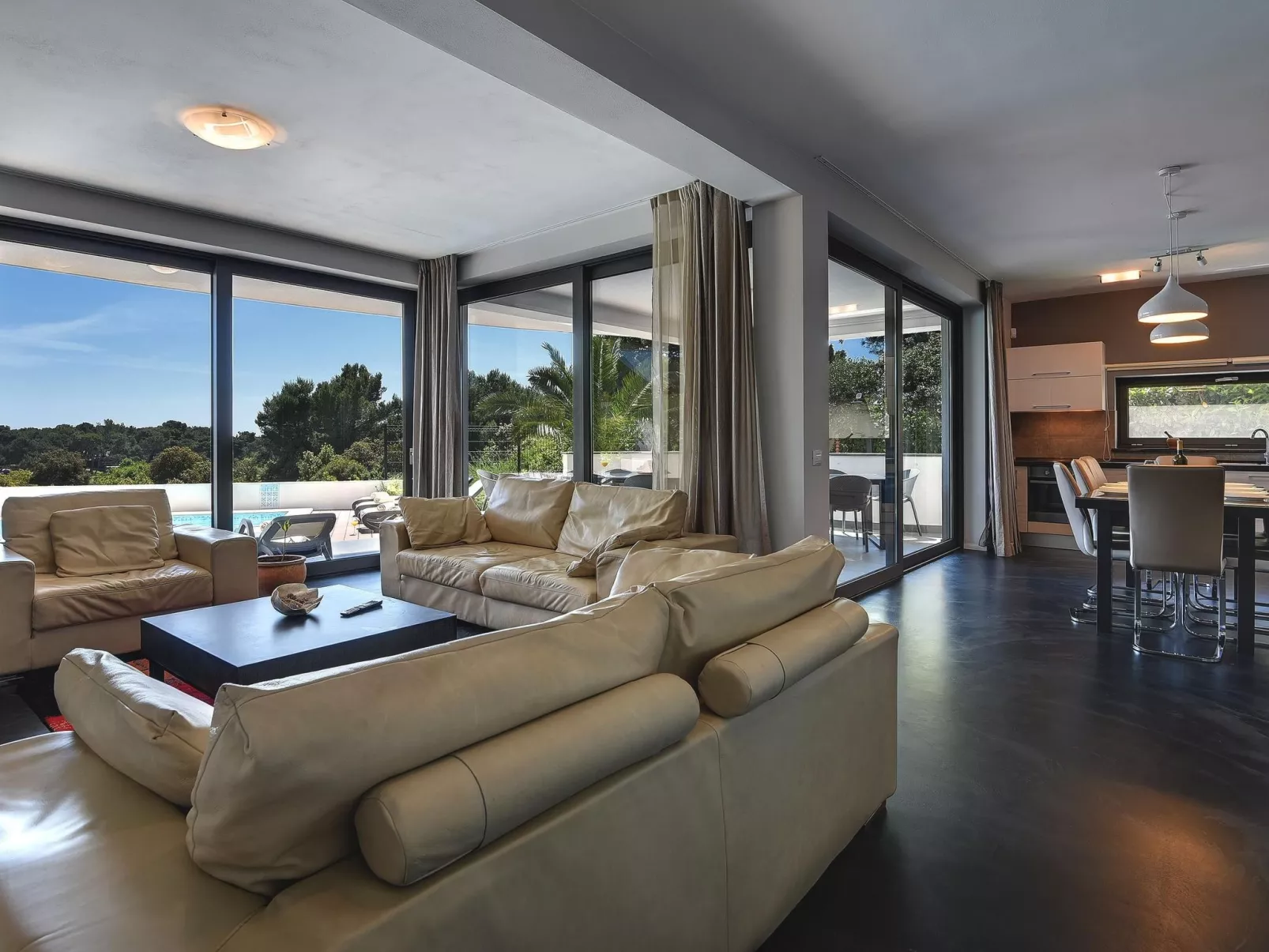 Luxusvilla Sunrise Premantur mit Pool-Binnen