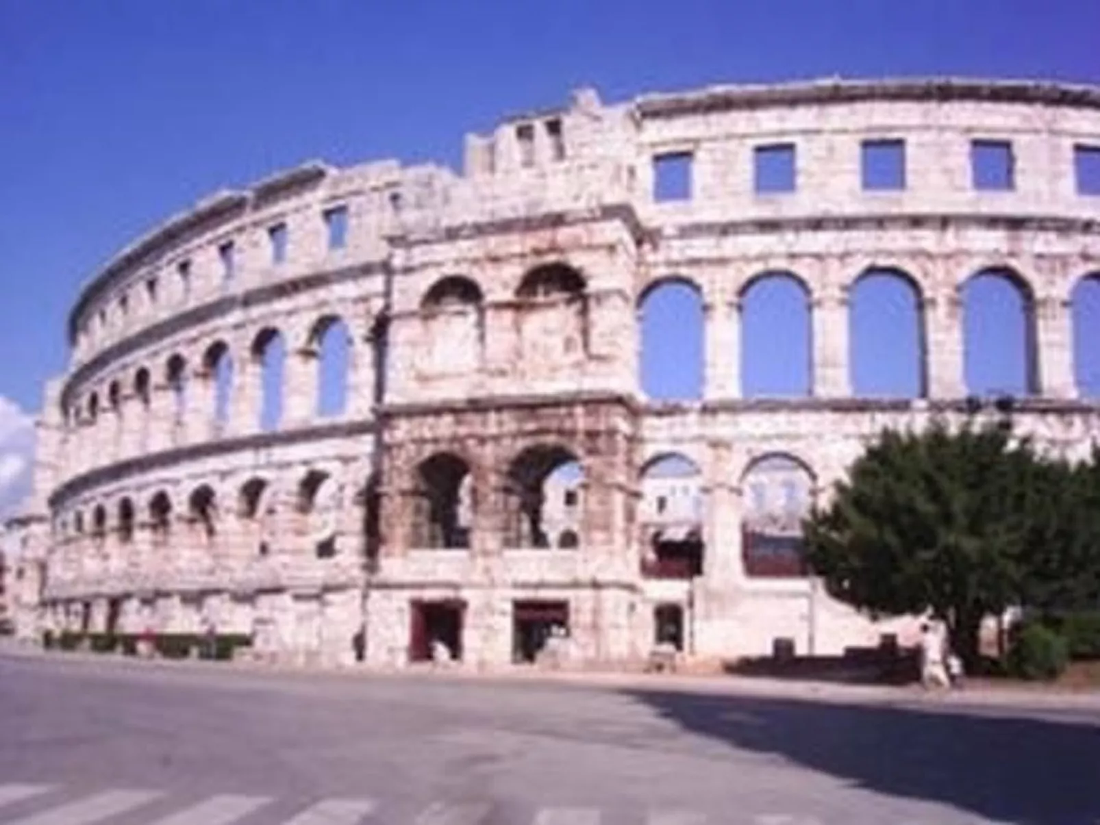 Modernes Appartement in Pula mit Grill und Garten-Buiten