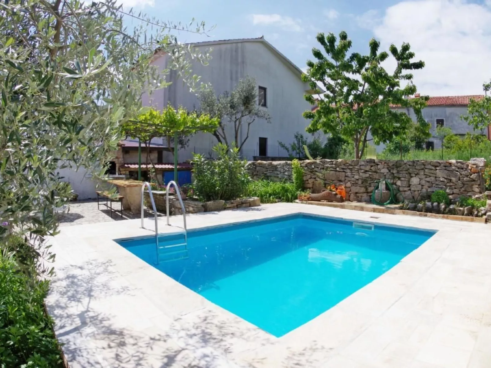 Mit privatem Schwimmbad-Buiten