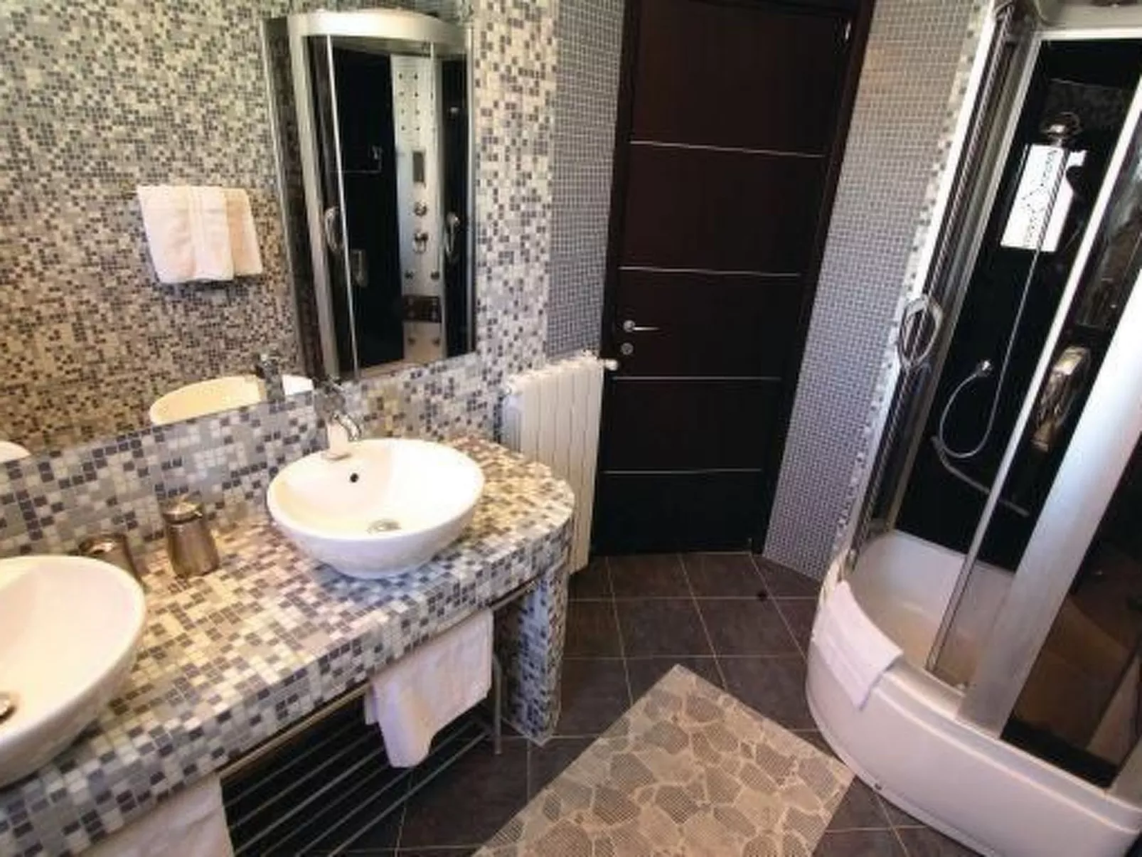 Luxuriöse Villa mit riesigem Olivenbaum-Garten, Sonnenterrasse, großem Pool und-Binnen