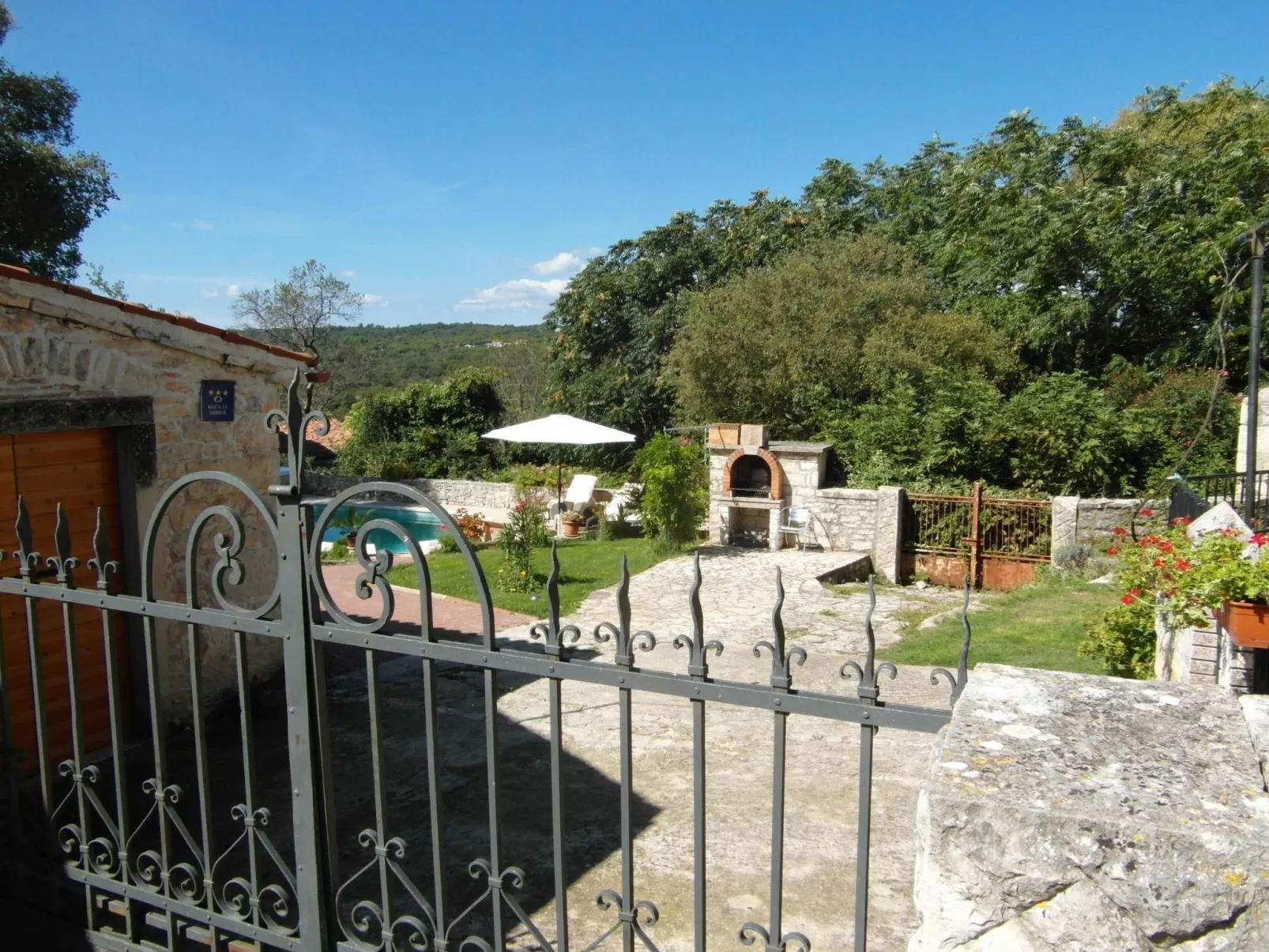 "Vickovi" mit Gemeinschaftspool-Buiten