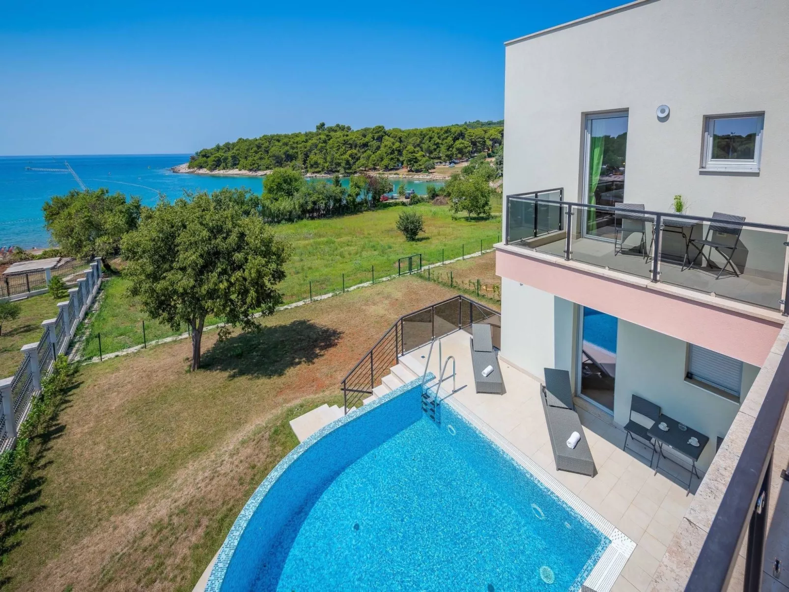 Cedar in Stoja mit großzügigem Garten-Buiten