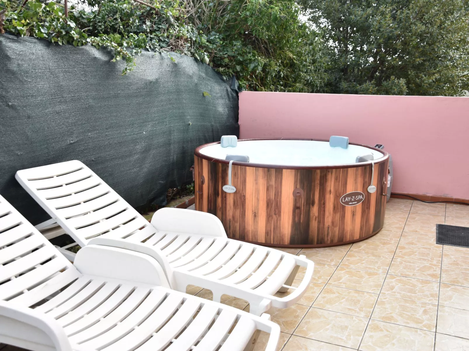 Ruhiges Ferienhaus mit Balkon und Garten-Buiten