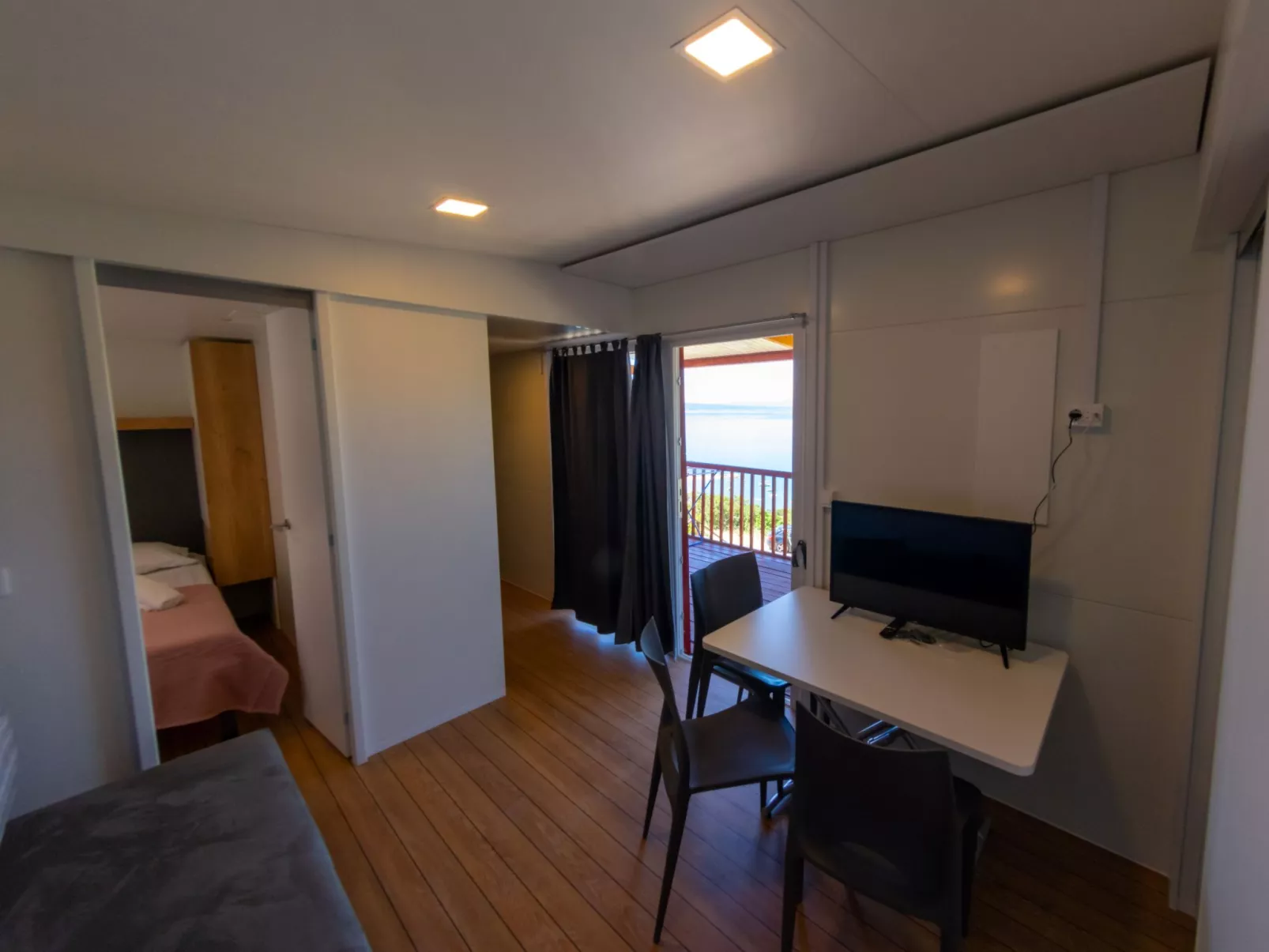 Mobilheim "Adria Family" mit Pool-Binnen