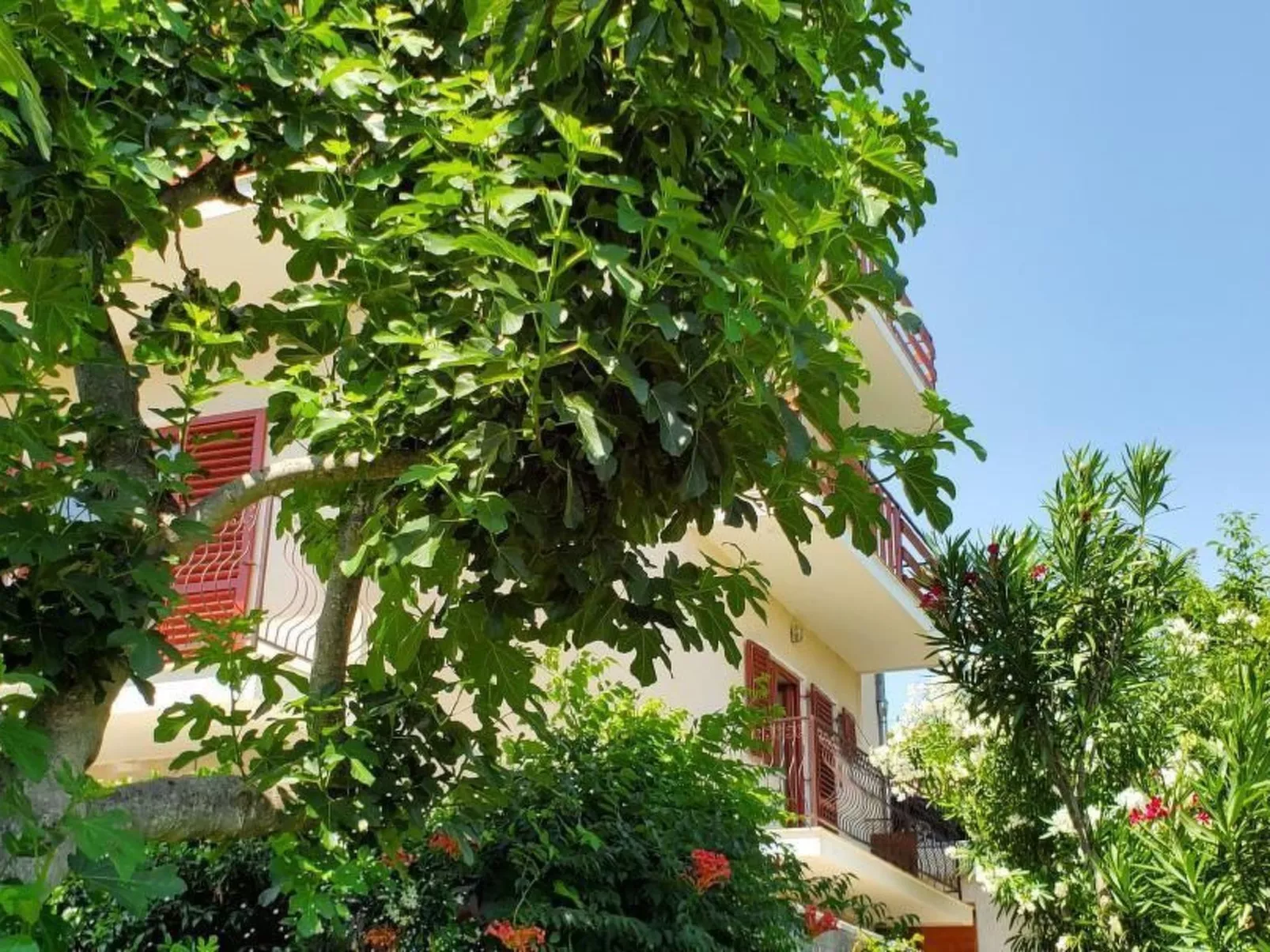 Appartement in Kožino mit Garten, Terrasse und Grill-Buiten