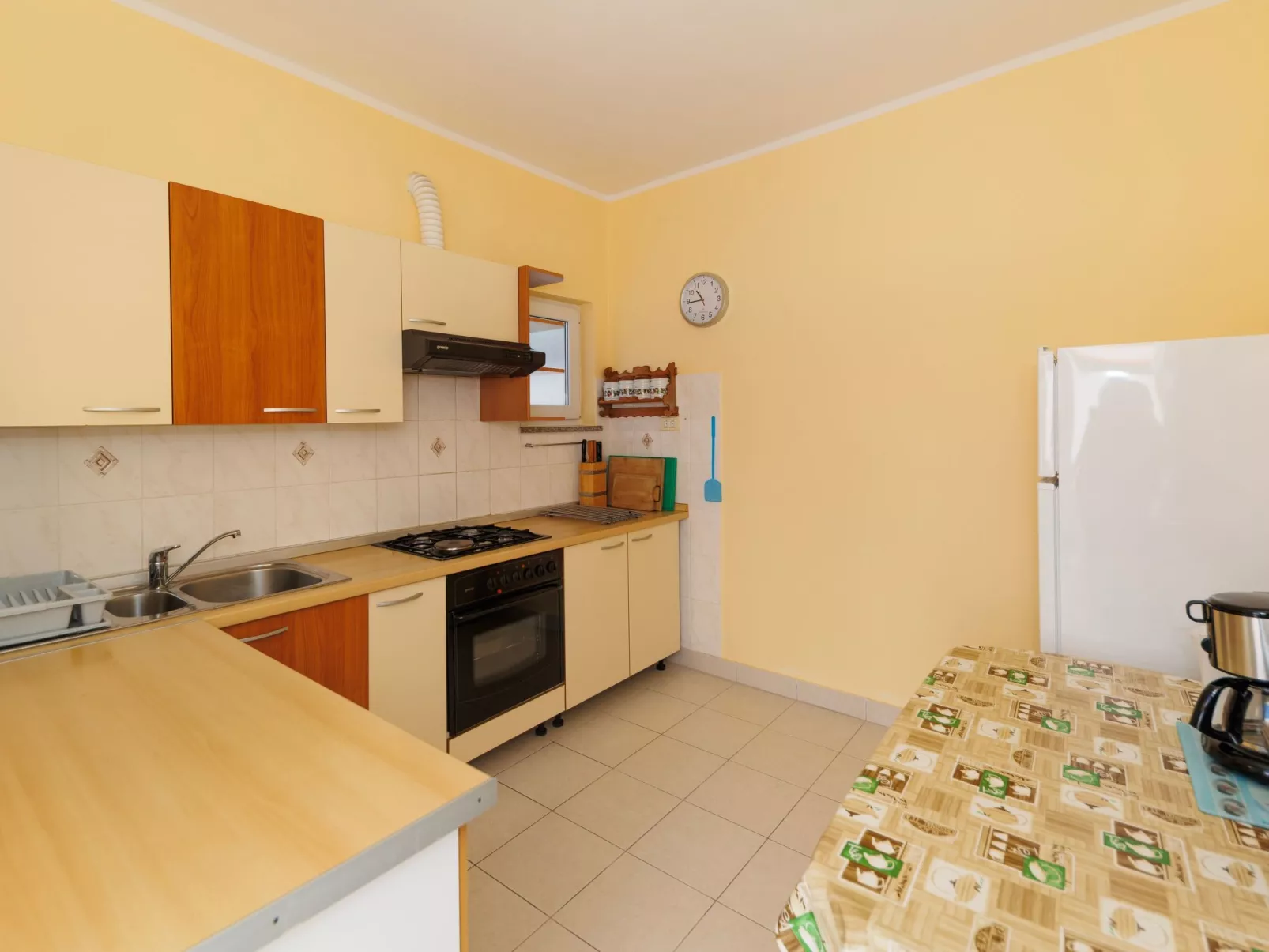 "Zara" mit Blick auf das Wasser-Binnen