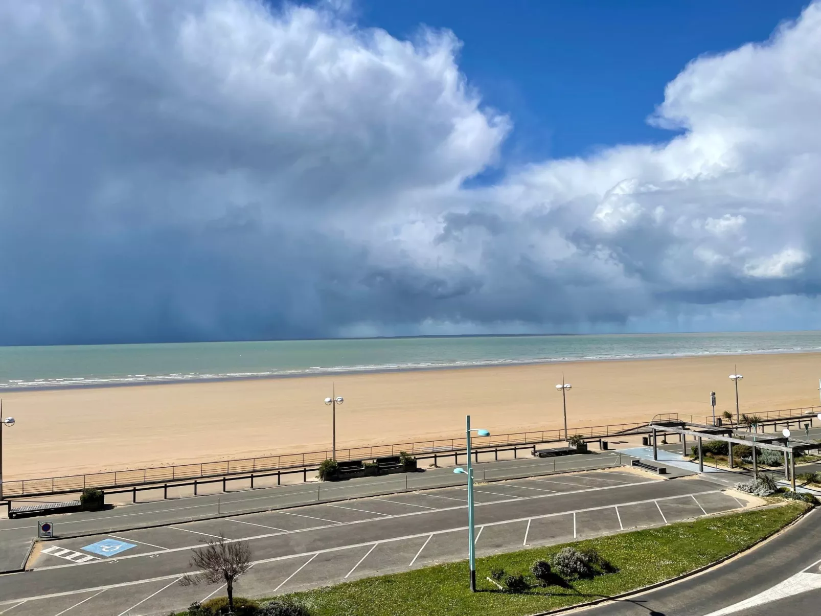 APPARTEMENT GRAND BALCON FACE MER WIFI GRATUIT-Buiten