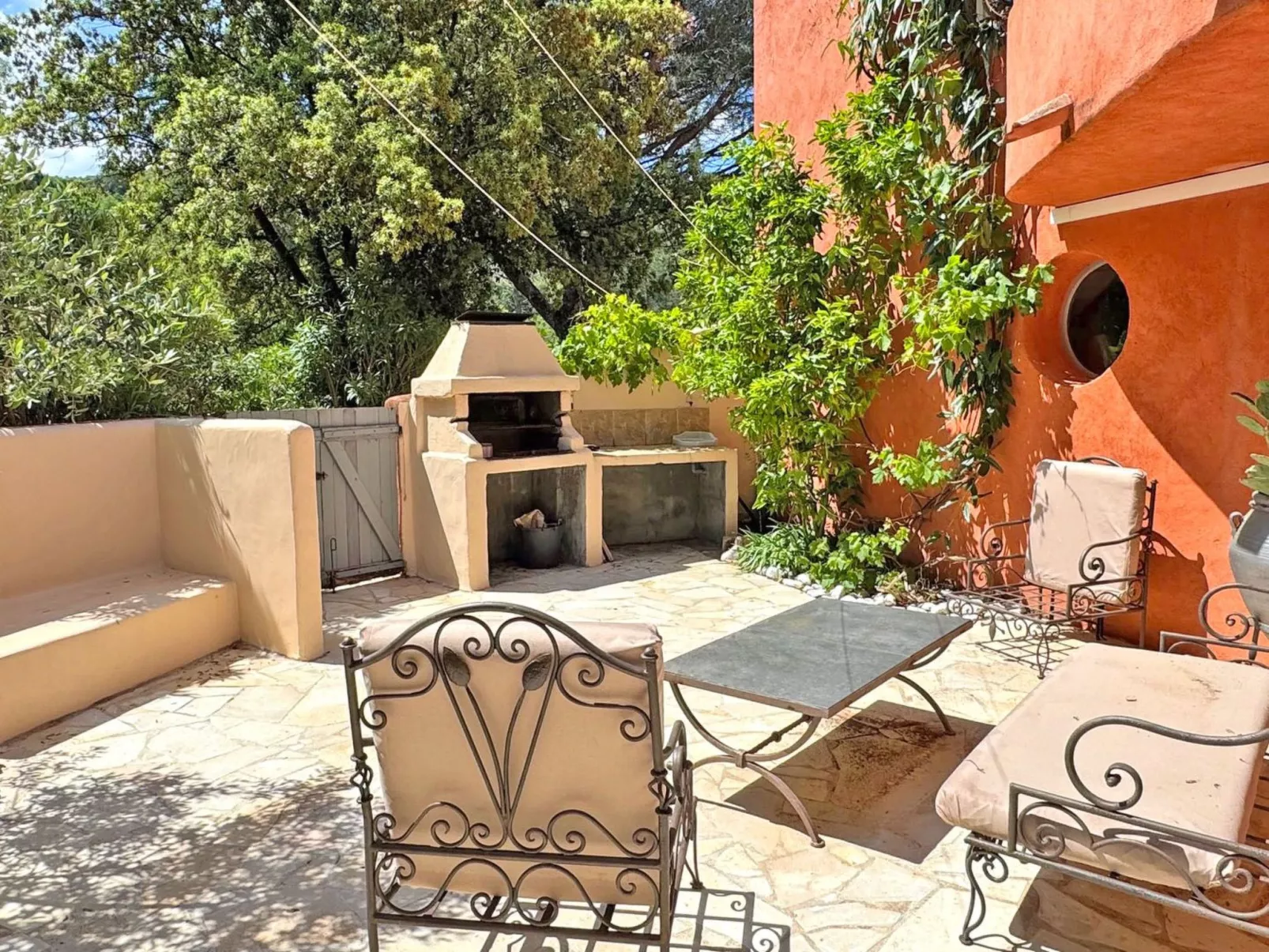 Schöne Villa mit innovativer Architektur in einem grünen Nest im Herzen des Mas-Binnen