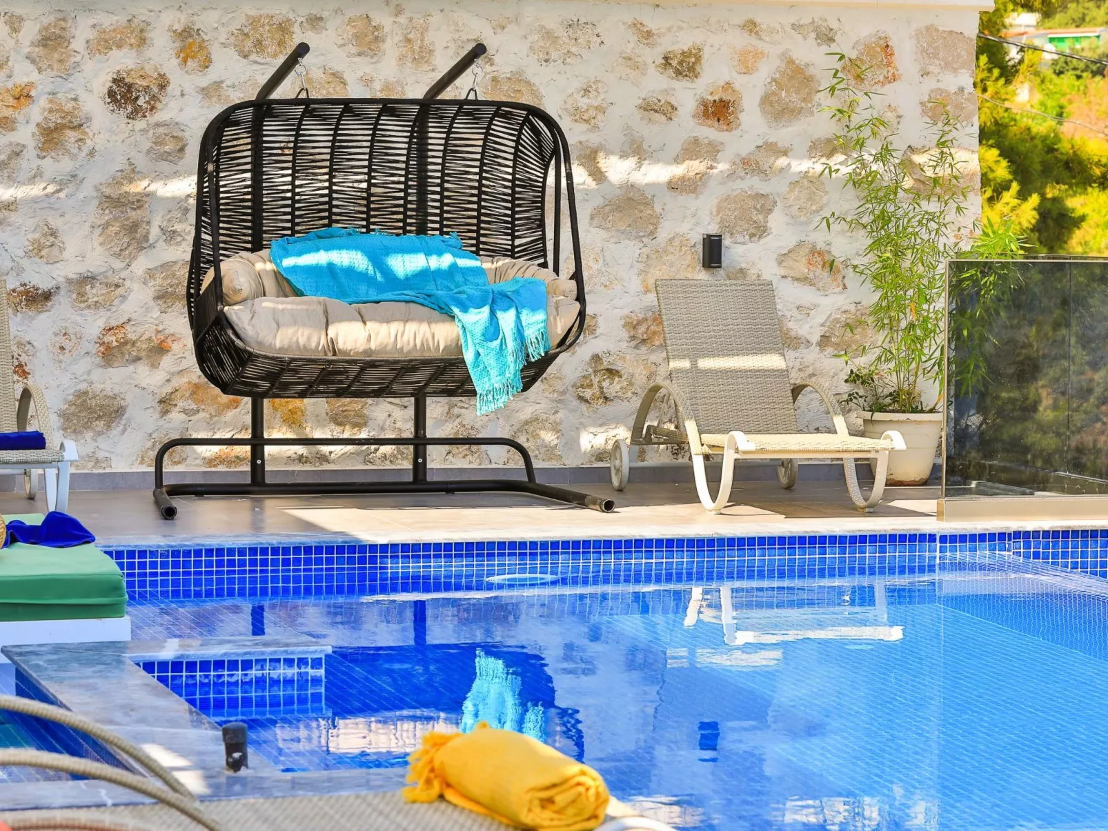 Mediterranean 2-Buiten