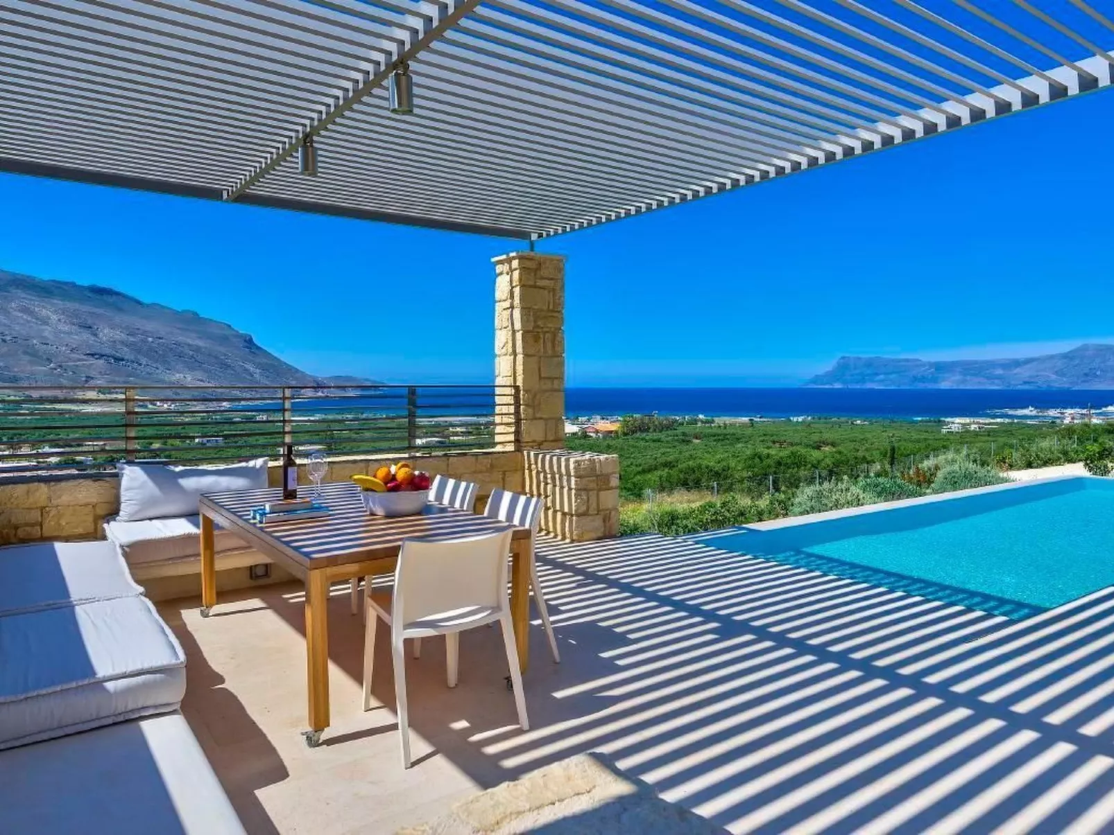 "Villa Charisma" mit eigenem Pool-Binnen