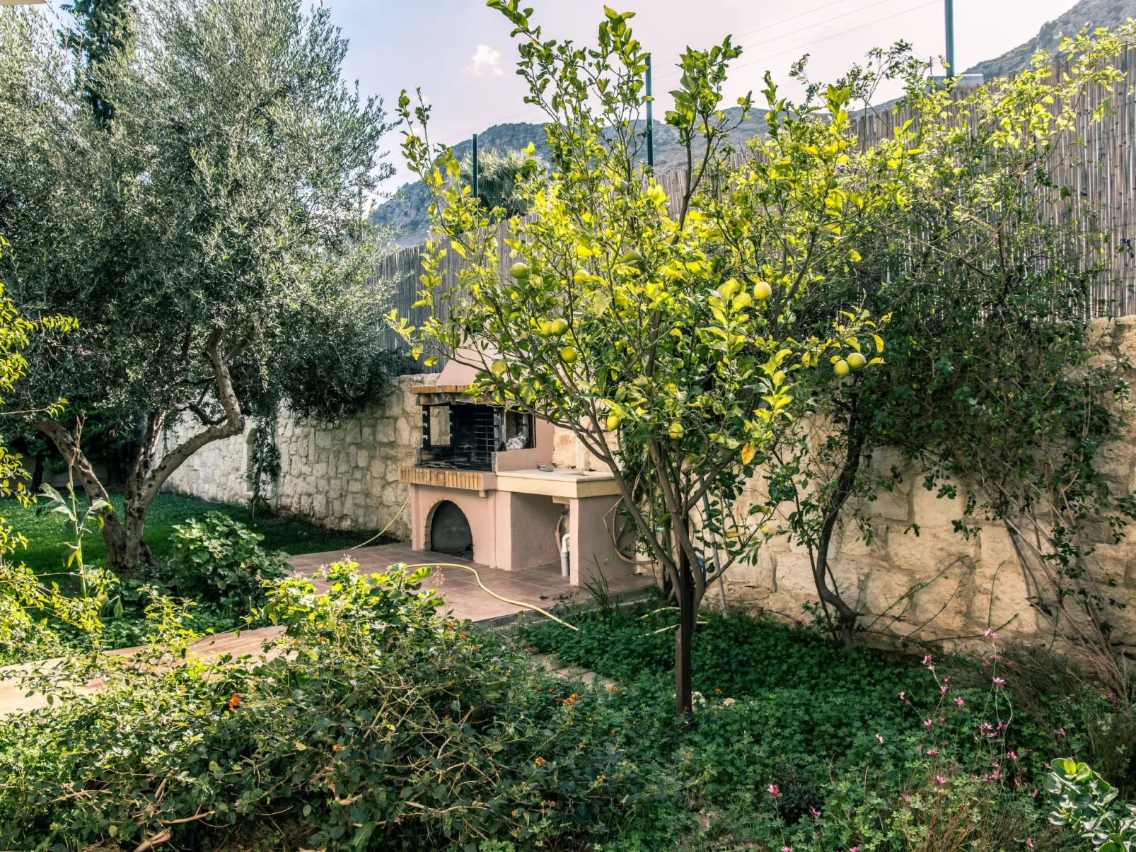 Ferienvilla mit Garten, Grill und Terrasse - Buiten