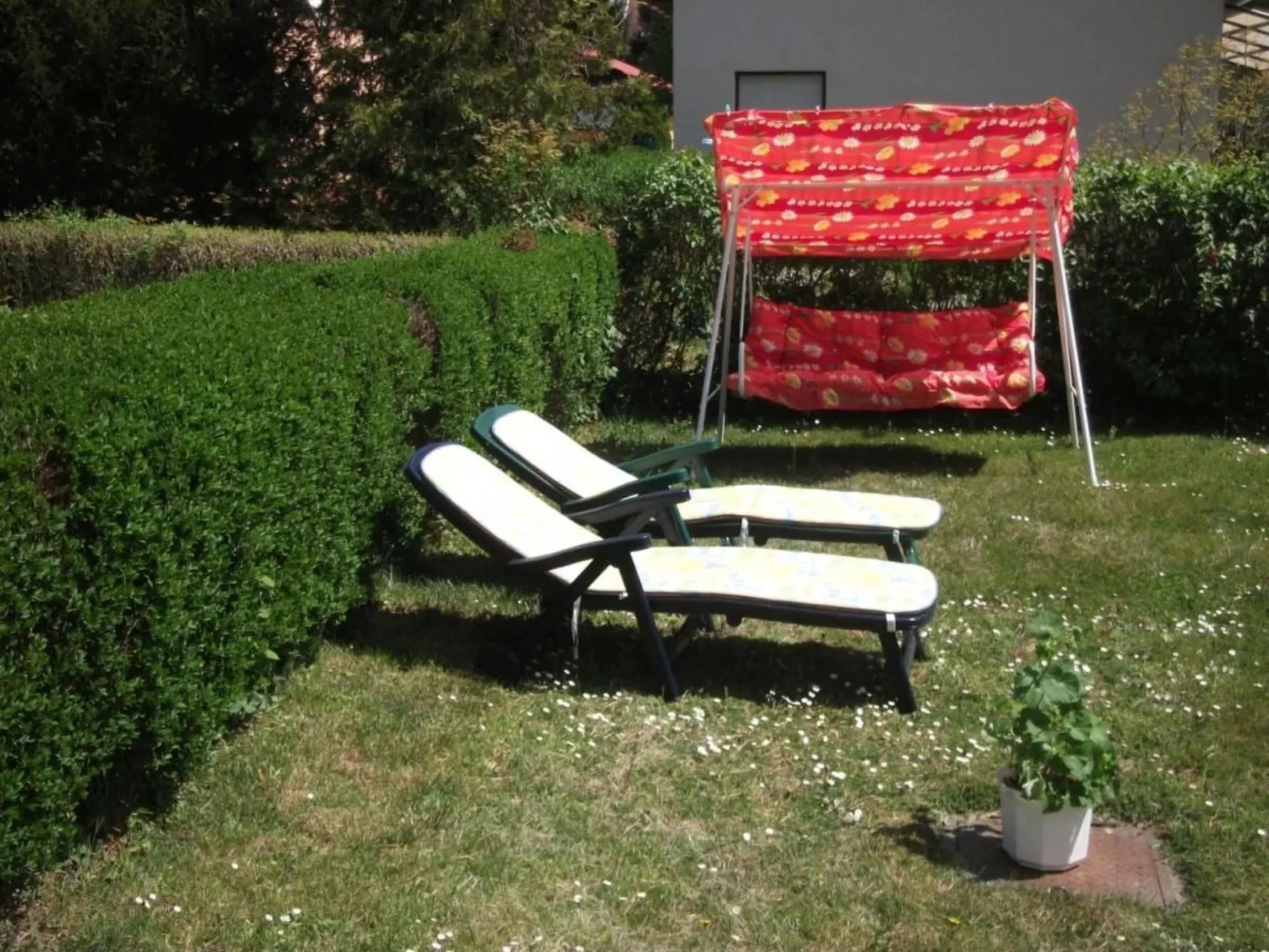 Mit Terrassen, Balkonen sowie Parkplatz-Buiten