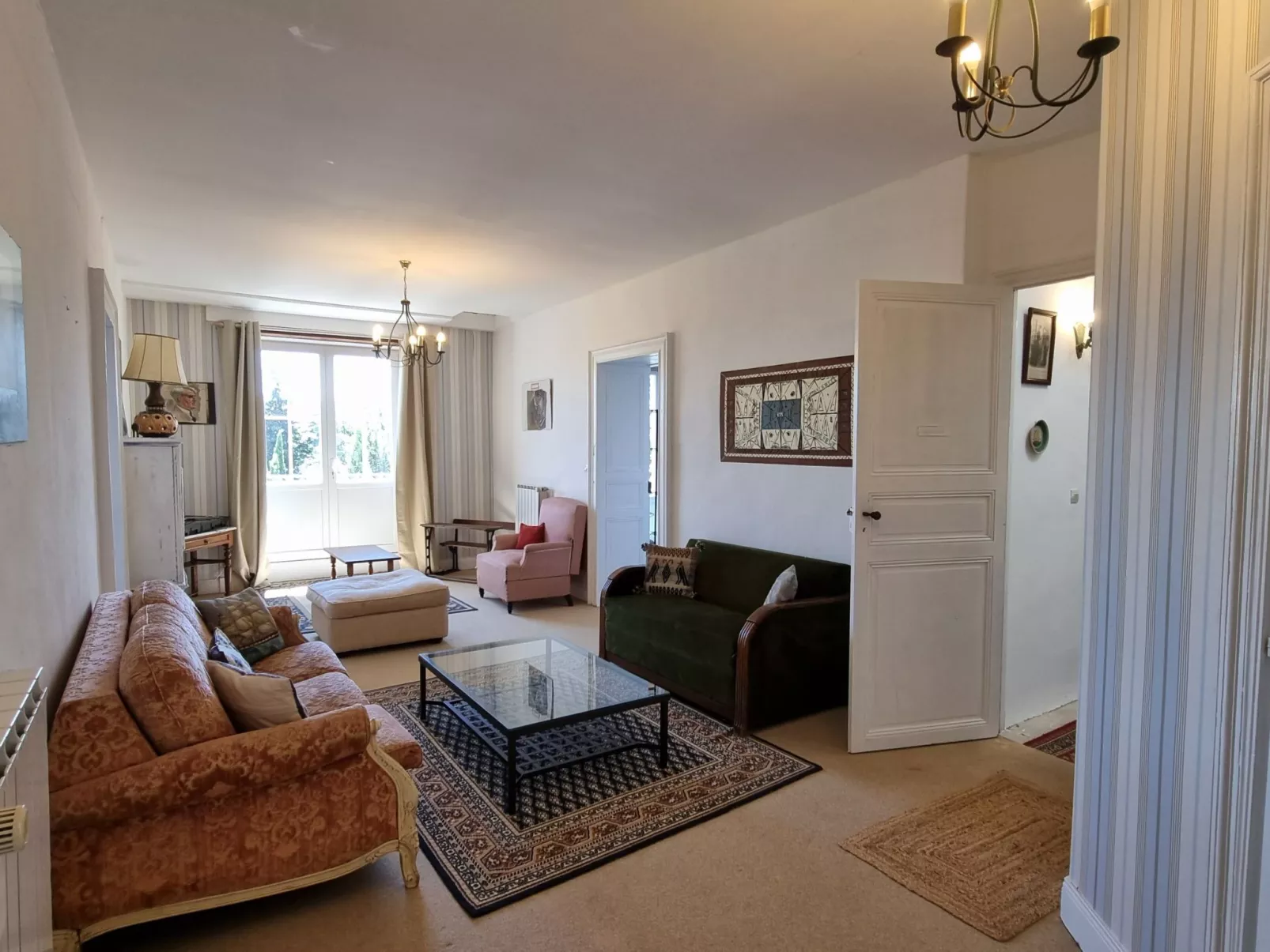 8-Zimmer-Schloss mit Pool und eigenem Park-Binnen