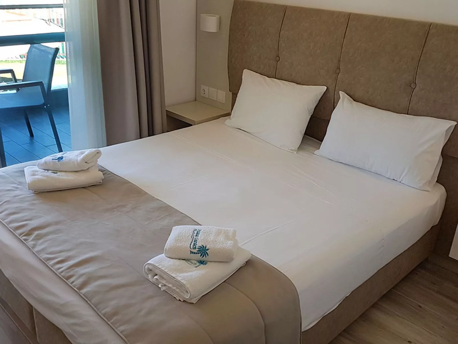 Finikas Garden Studios Pool Garten-Binnen