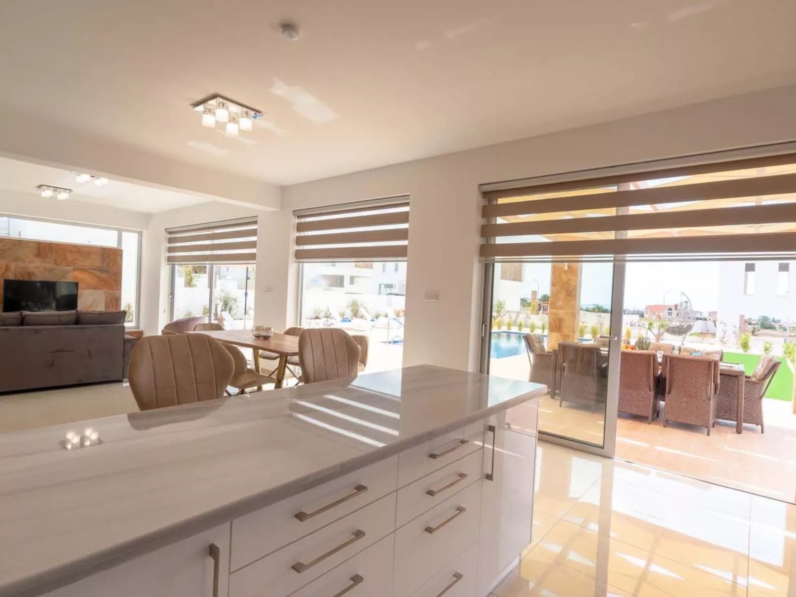 Luxuriöse Villa mit 4 Schlafzimmern, privatem Pool und Whirlpool-Buiten