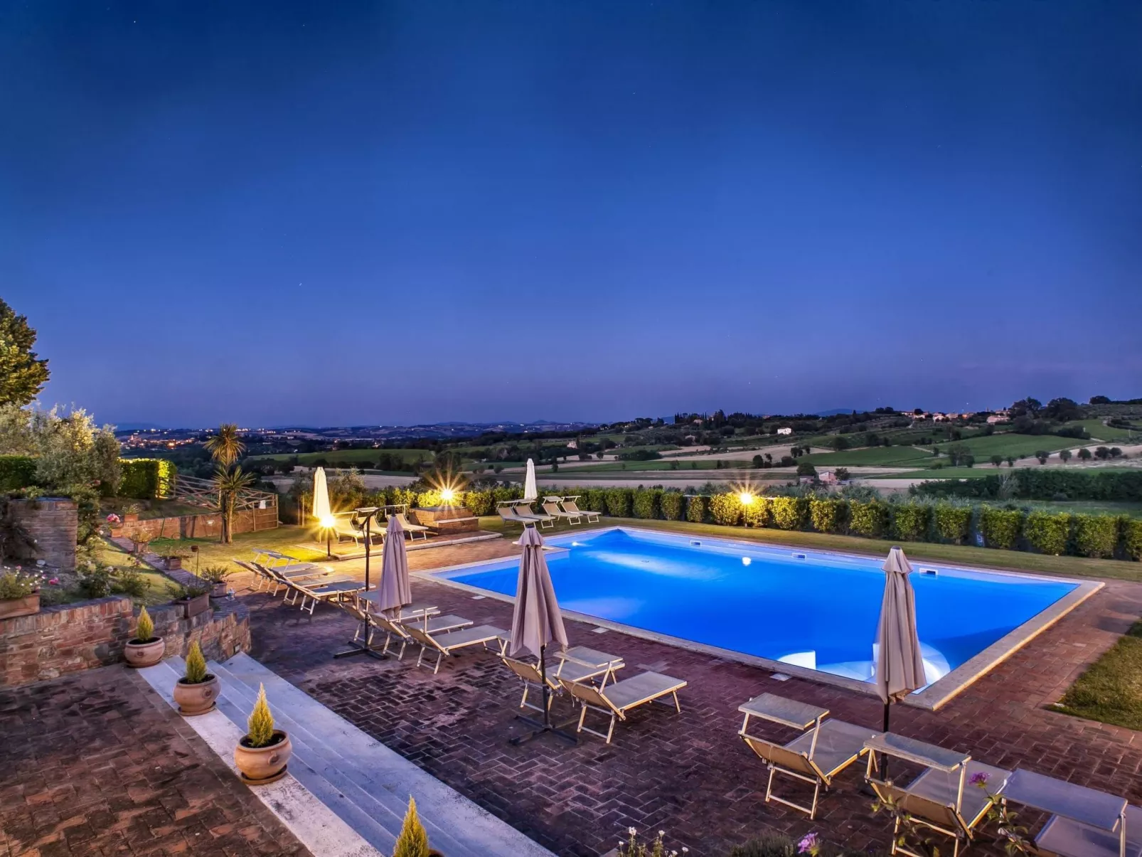 Sanguineto' Wohnung mit Schwimmbad-Buiten