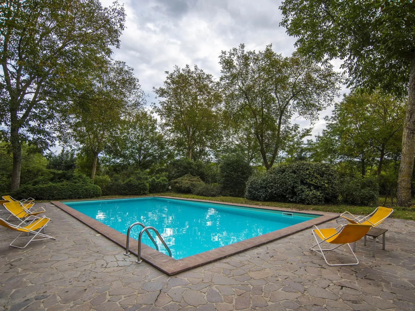 Charmante Schlossunterkunft mit Schwimmbad-Buiten