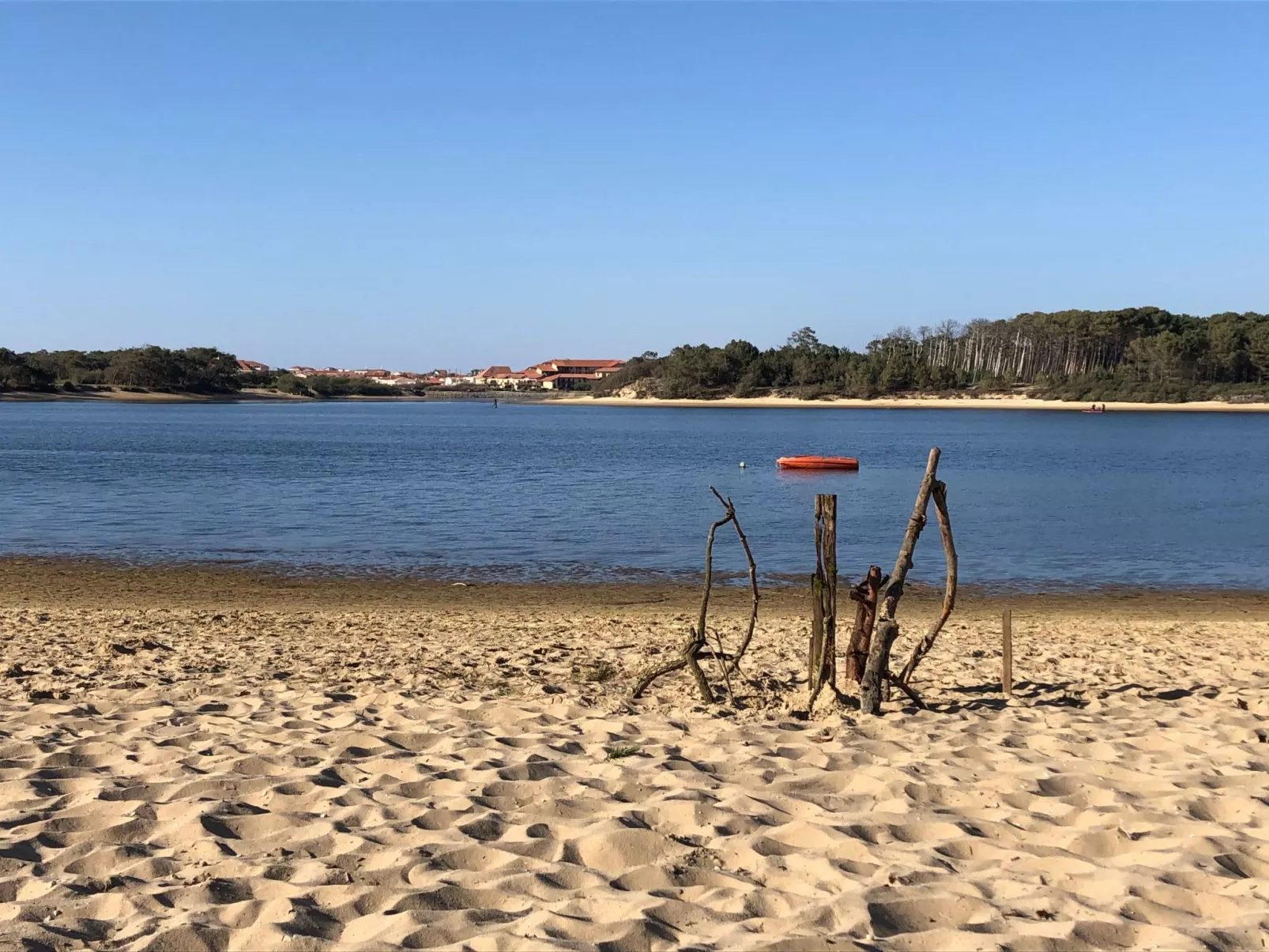 Hübsches kleines Haus in ruhiger Lage in einer baumbestandenen Residenz mit beh-Buiten