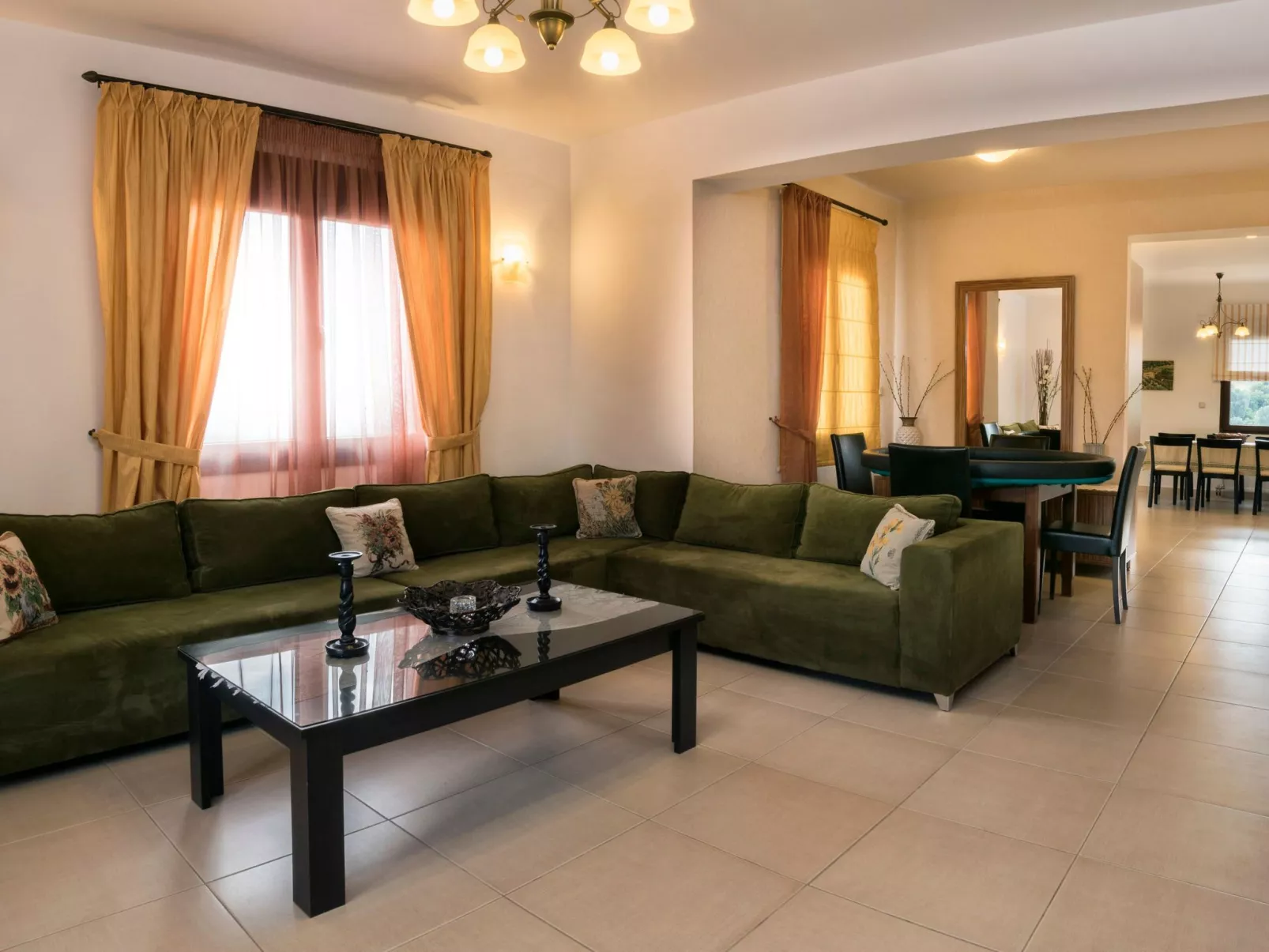 Familienvilla mit privatem Pool, Spielplatz und BBQ-Binnen