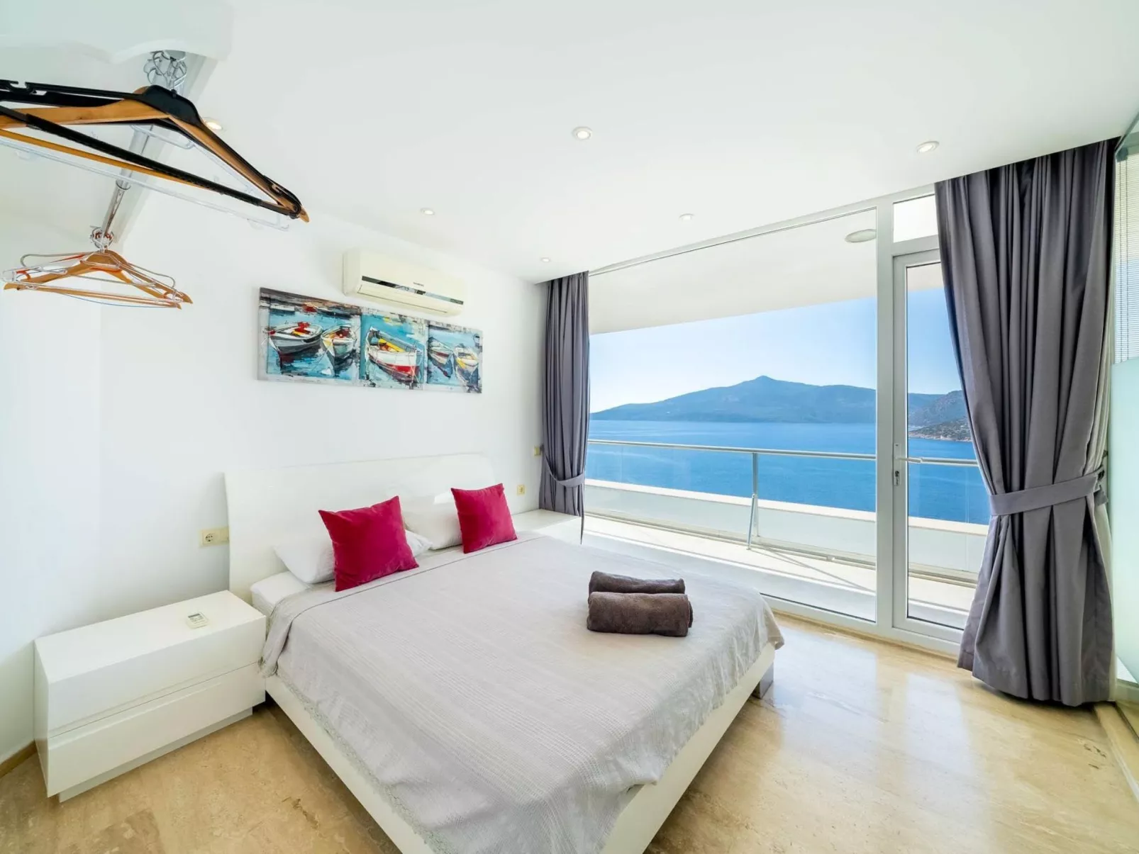 Große Villa direkt am Meer mit Infinitypool-Binnen