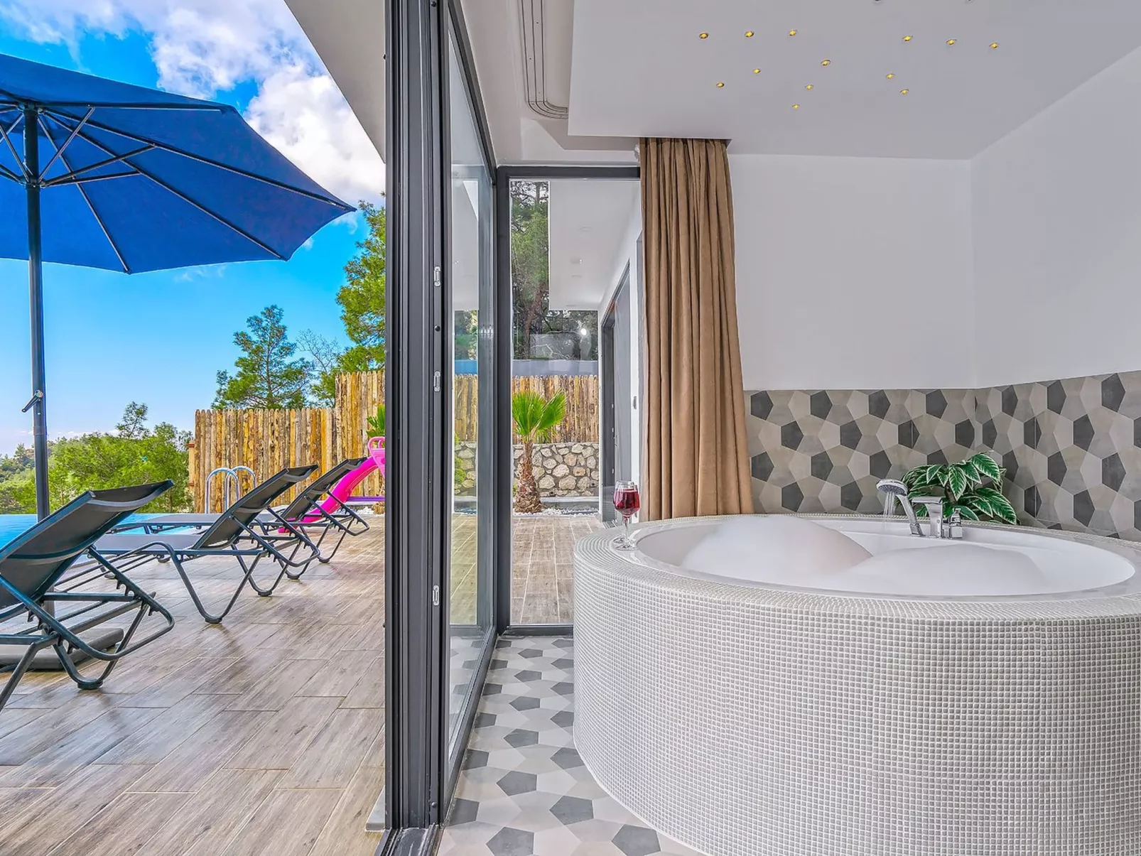 Schöne Villa mit Pool, Blick auf Meer und Tal-Buiten