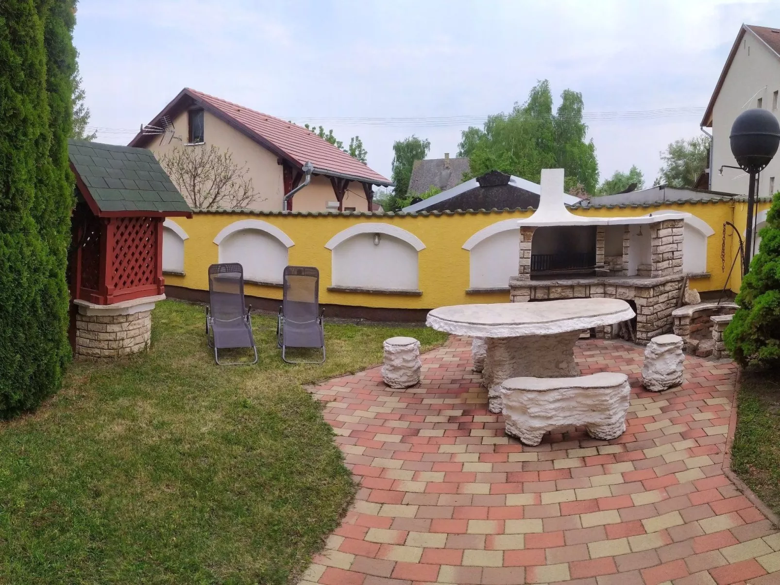 Ferienvilla mit Garten, Grill und Terrasse-Buiten