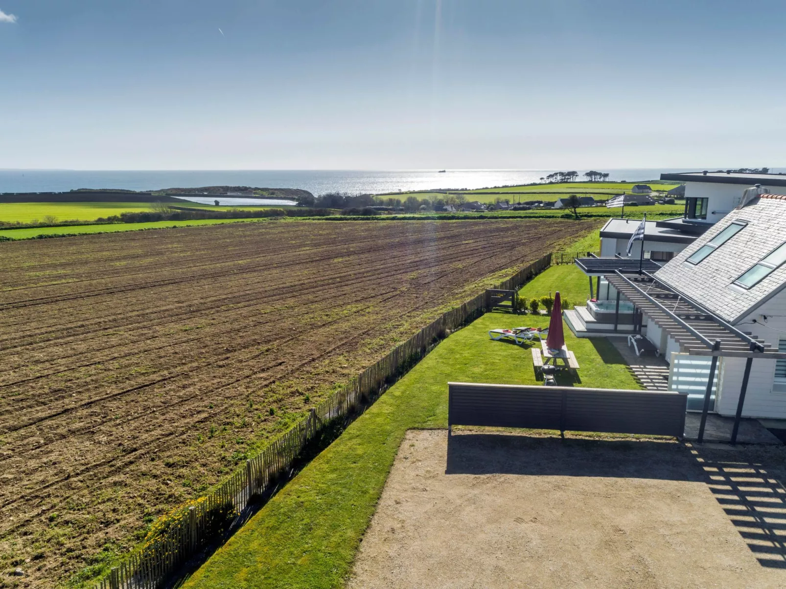 Charmantes Haus mit privatem Jacuzzi in der Bretagne-Buiten