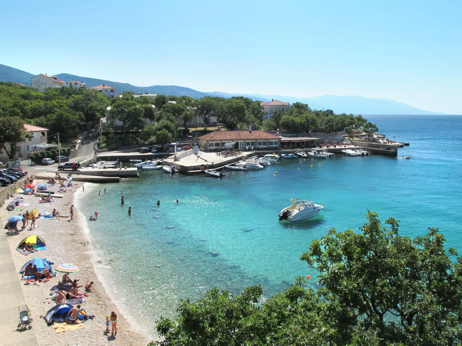 "Bribirska Obala" direkt am Strand-Omgeving