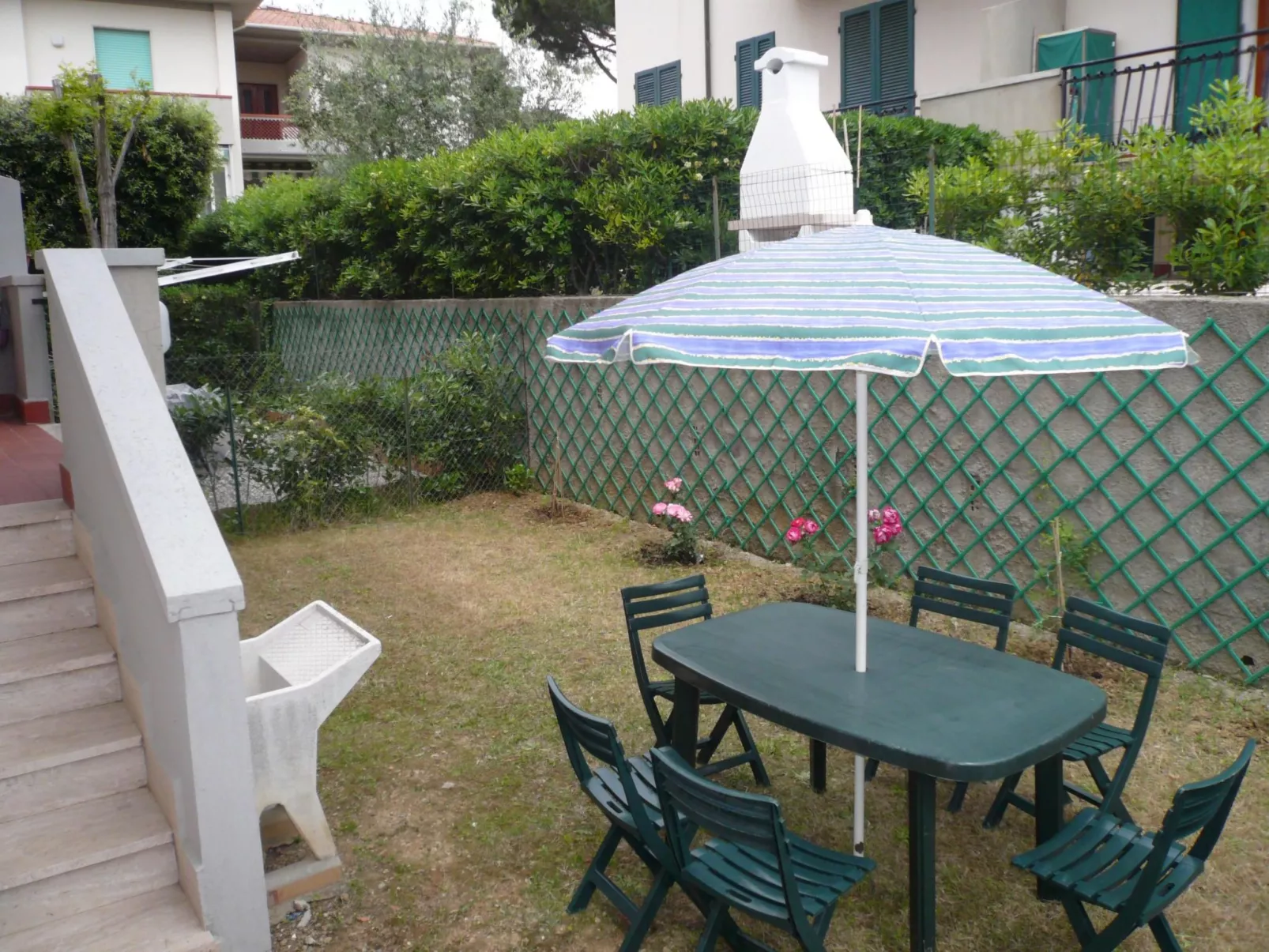 Wohnung mit Garten, Grill und Terrasse-Buiten