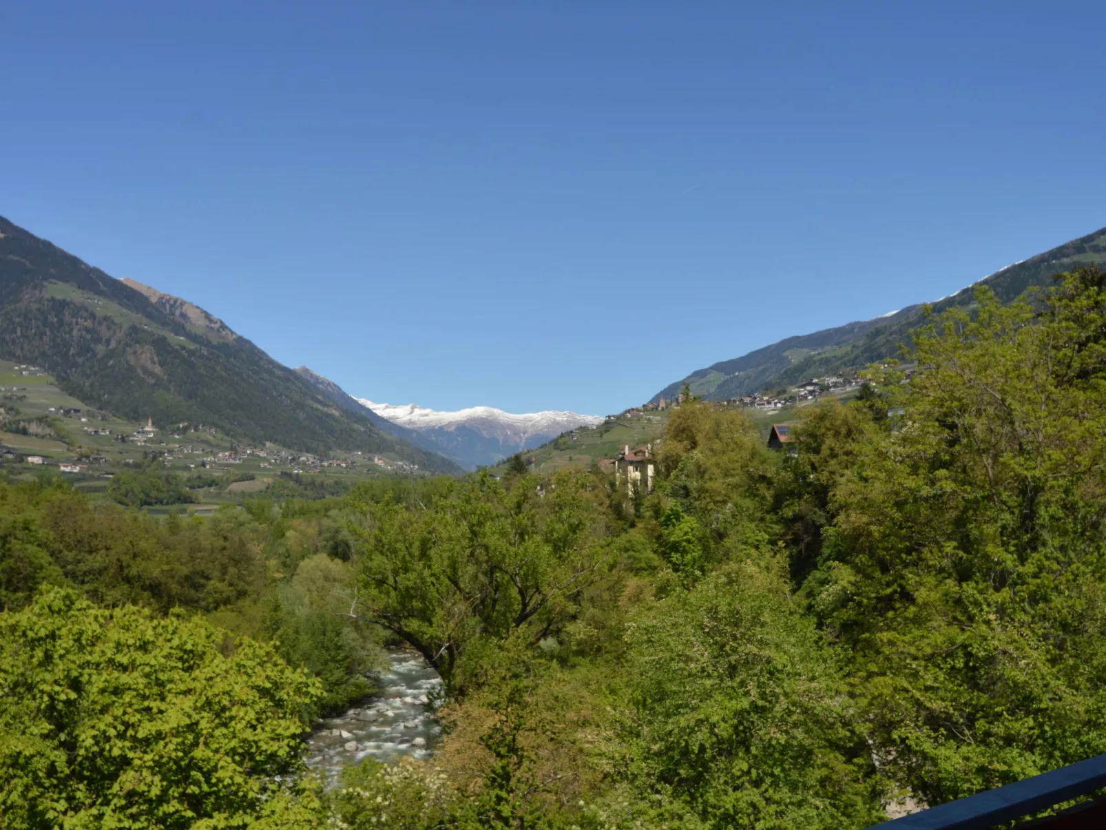 Moderne Ferienwohnung mit Balkon und Pool-Buiten