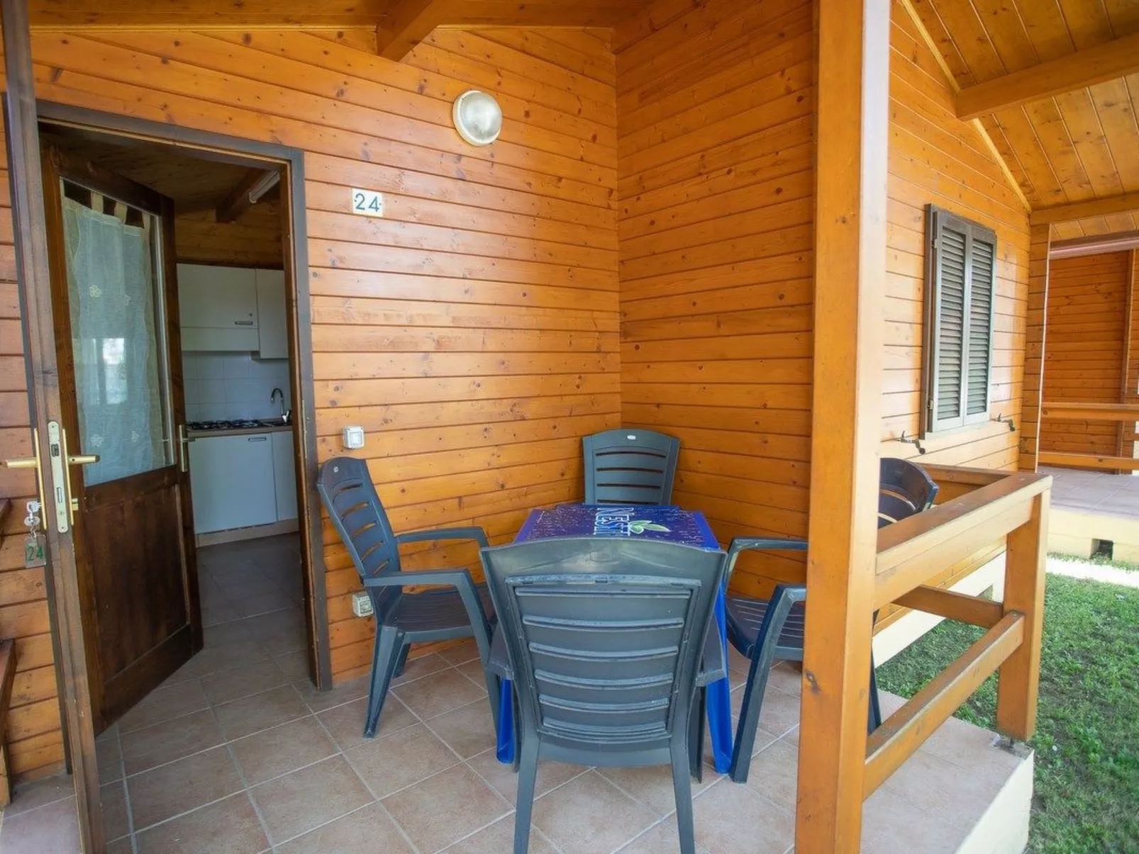 Bungalow aus Holz mit Veranda und nah am Strand.-Buiten