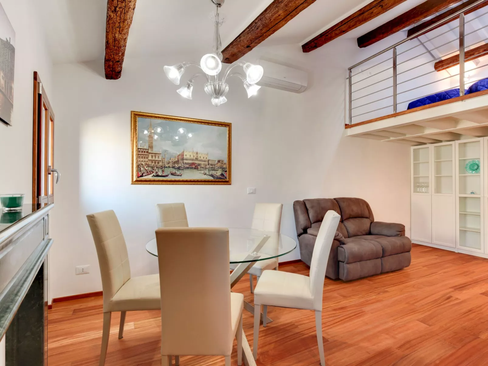 The Countess apartment-Binnen