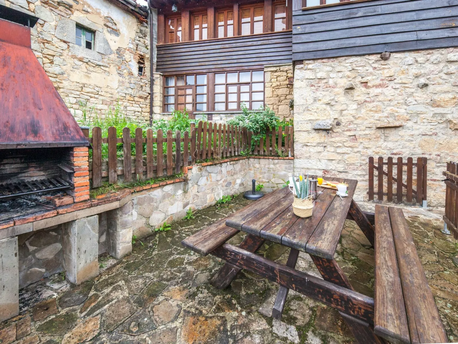 Berghütte mit Terrasse, Kamin und Jacuzzi-Buiten