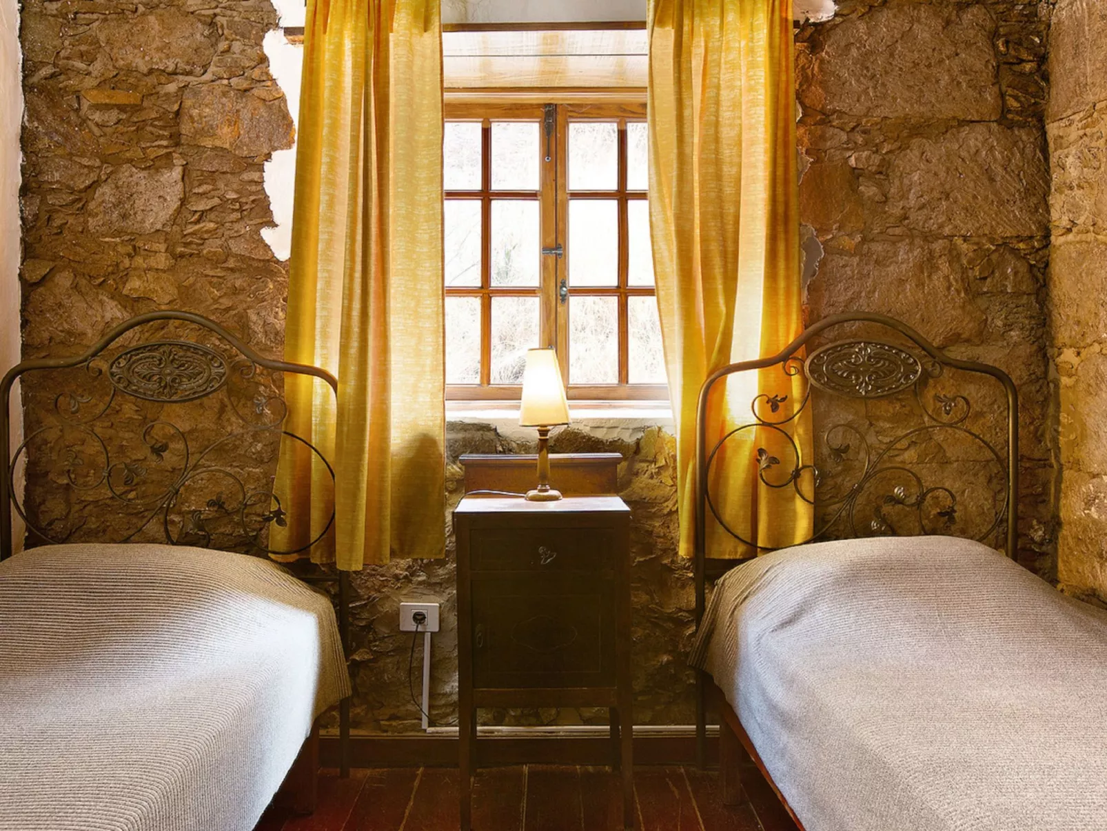 250 Jahre altes Steinhaus mit zwei Terrassen inmitten einer wunderbaren Naturla-Binnen