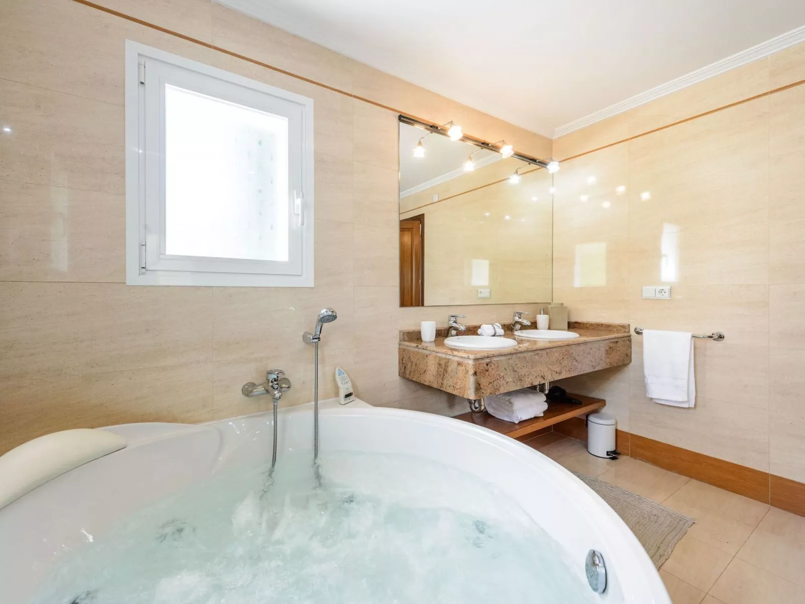 Schöne Villa Belvedere mit 4 Schlafzimmern, 3 Bädern, beheiztem Pool, zwei Whir-Binnen