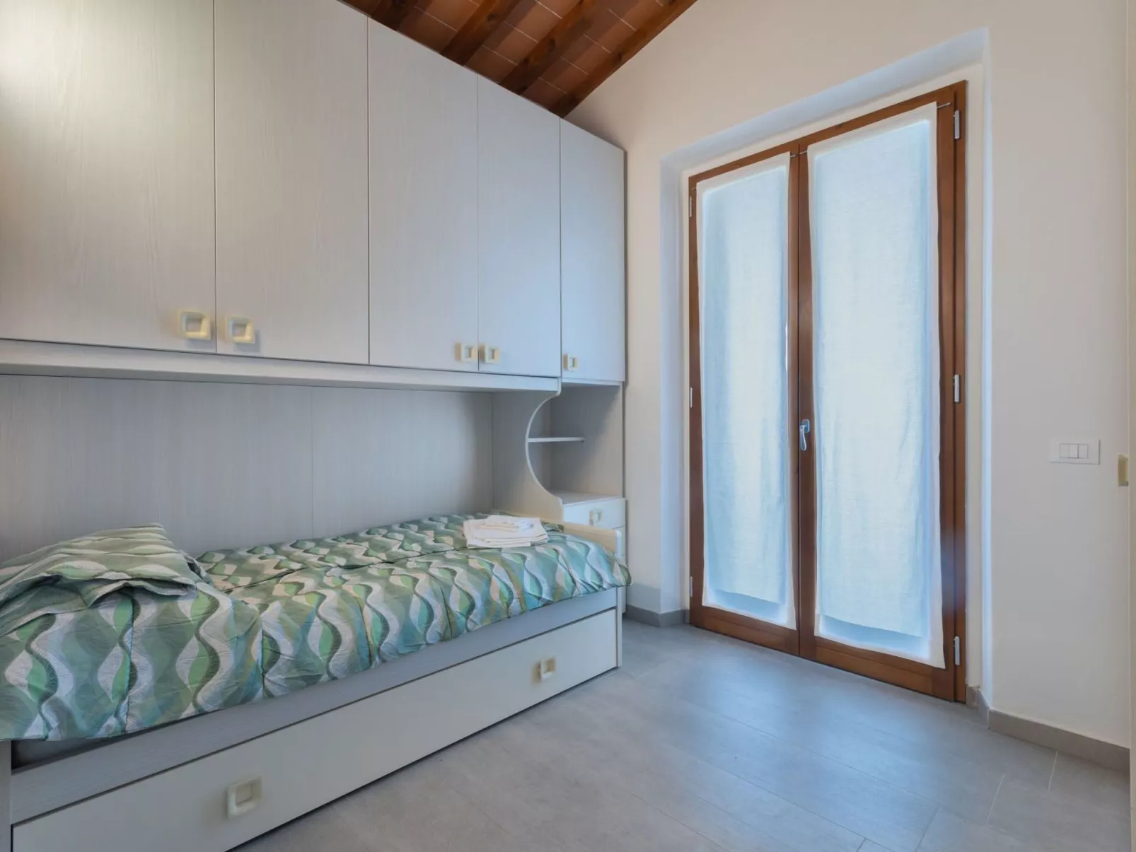 Modernes Haus mit Garten und privatem Parkplatz-Binnen