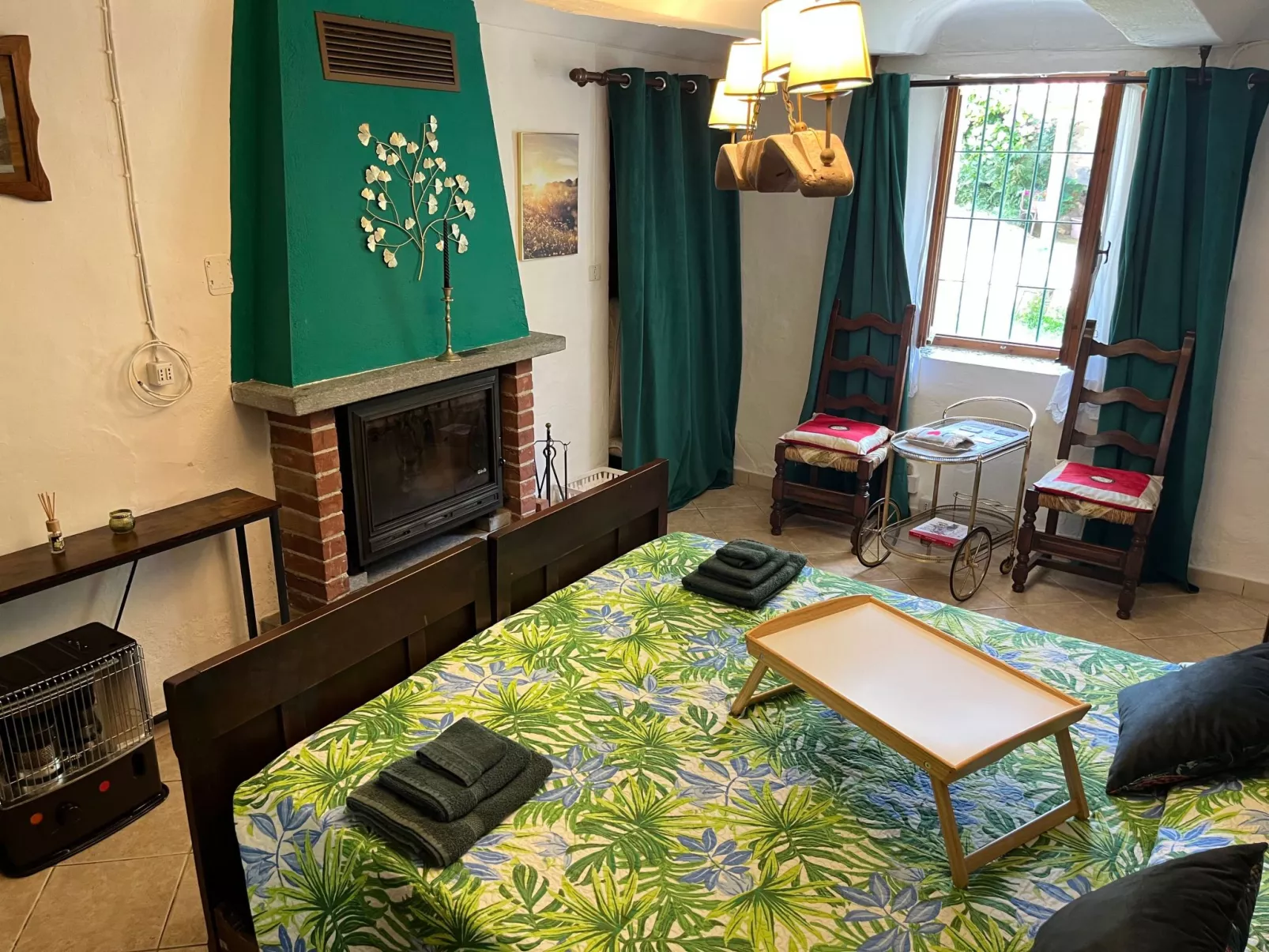 Typisches Bauernhaus mit holzbefeuertem Kamin-Binnen