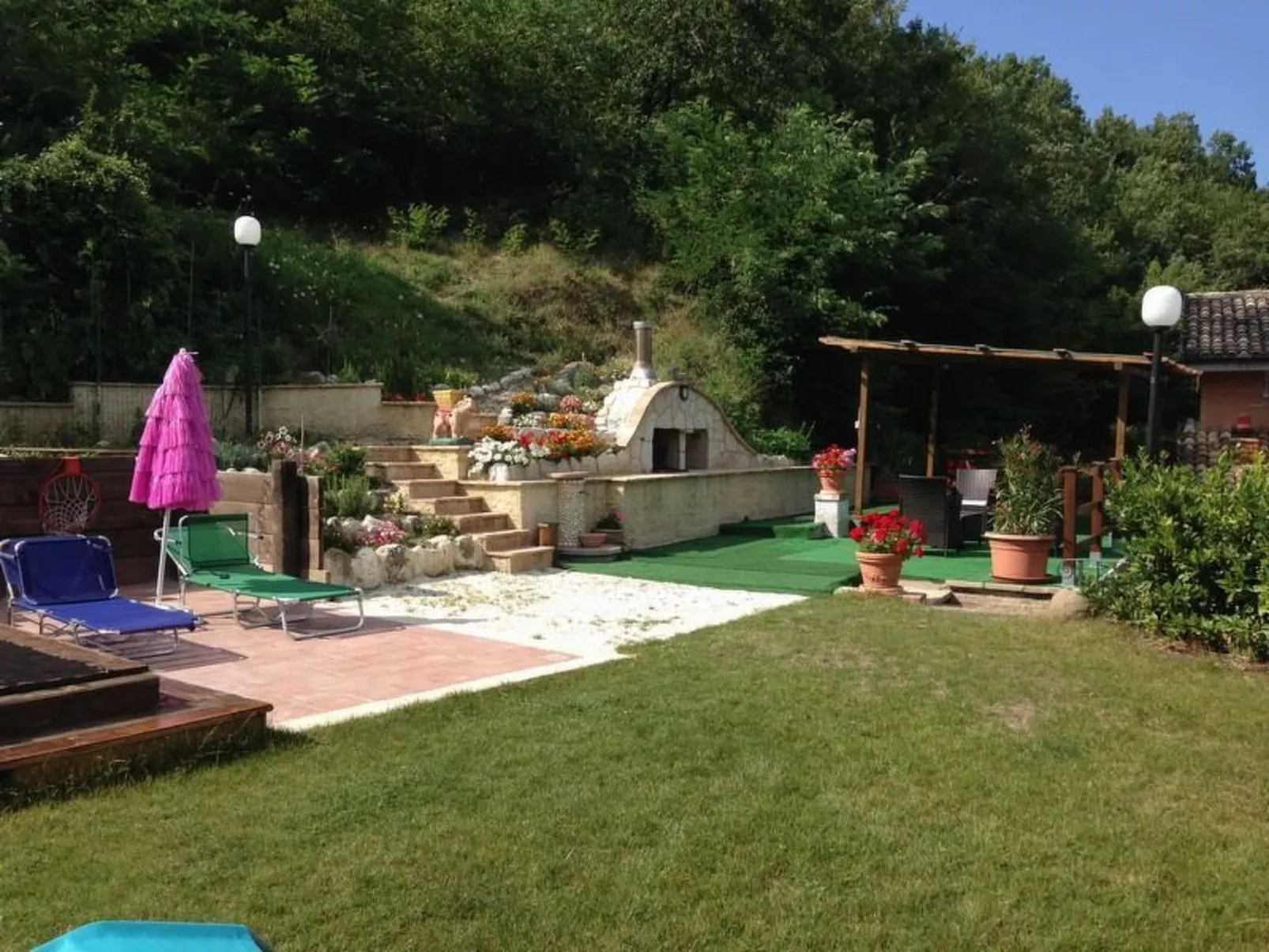 Schönes Ferienhaus in Sarnano mit privatem Pool-Buiten